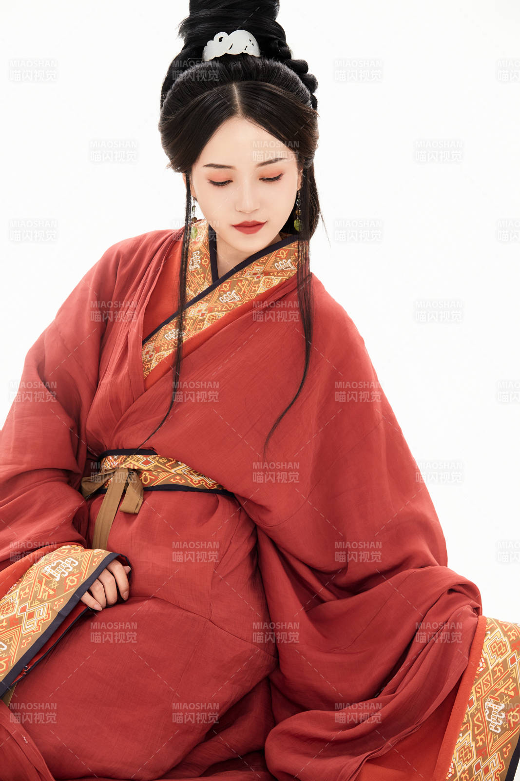 白色背景下穿著中國春秋戰國時代服飾的少女