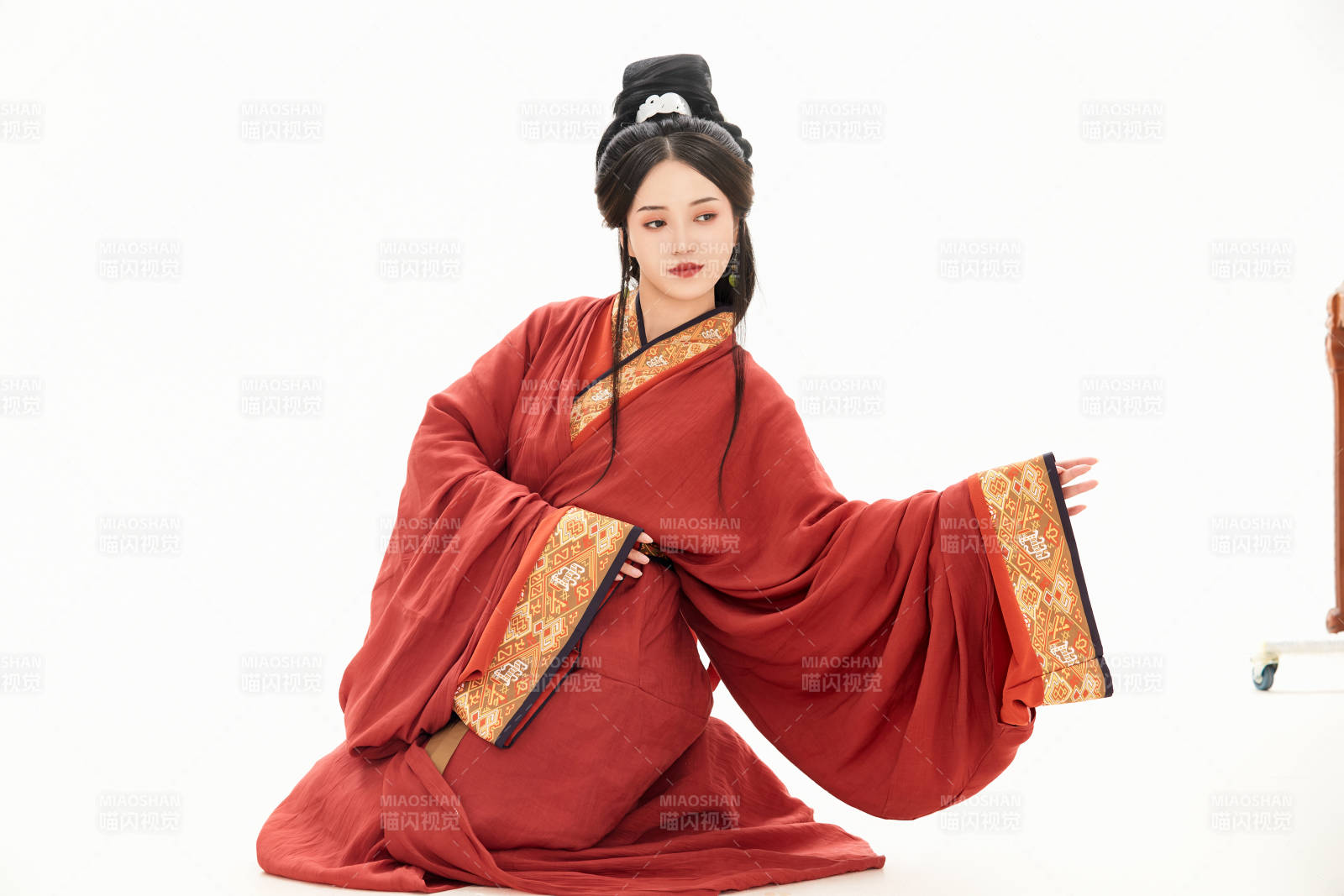 白色背景下穿著中國春秋戰國時代服飾的少女