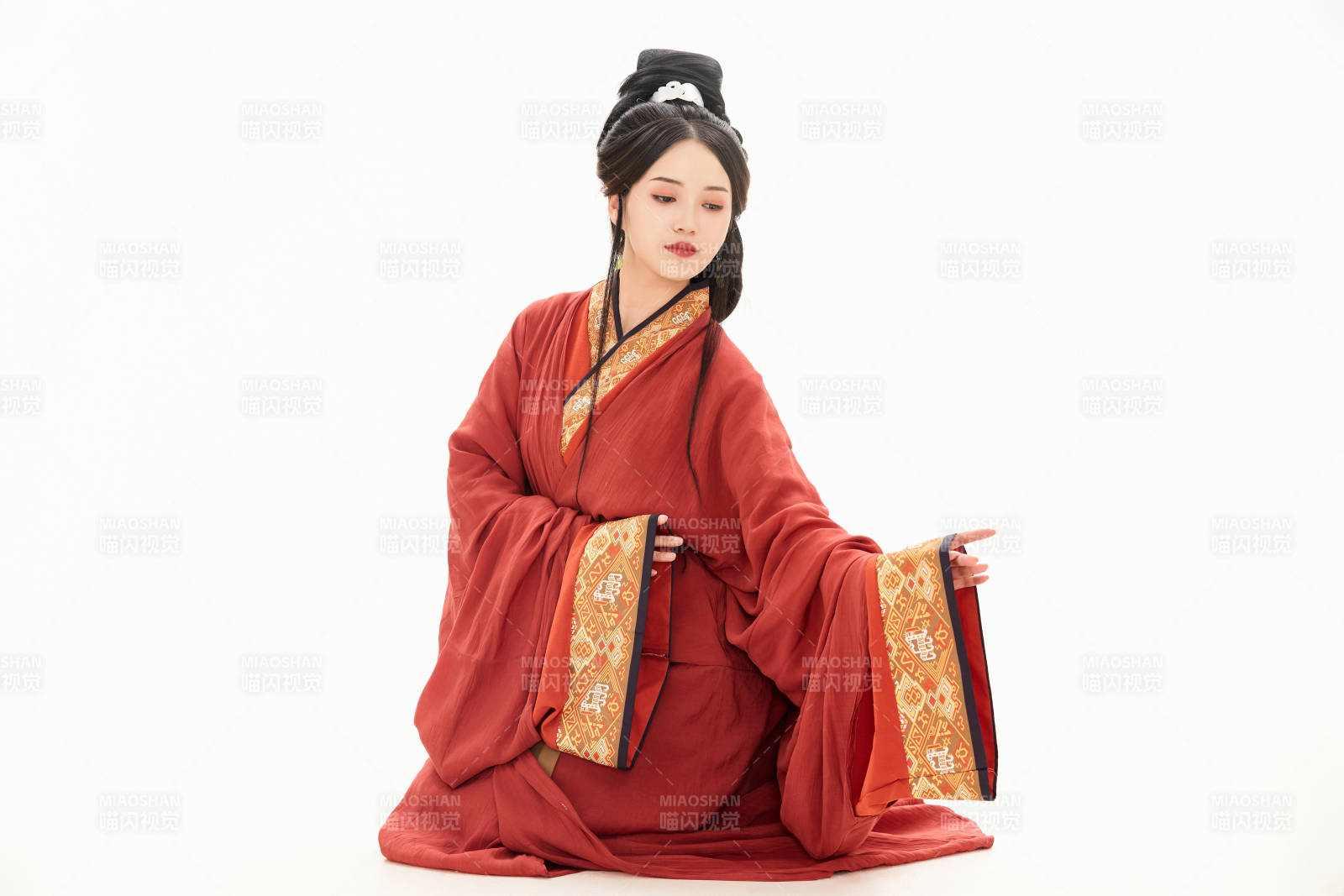 白色背景下穿著中國春秋戰國時代服飾的少女
