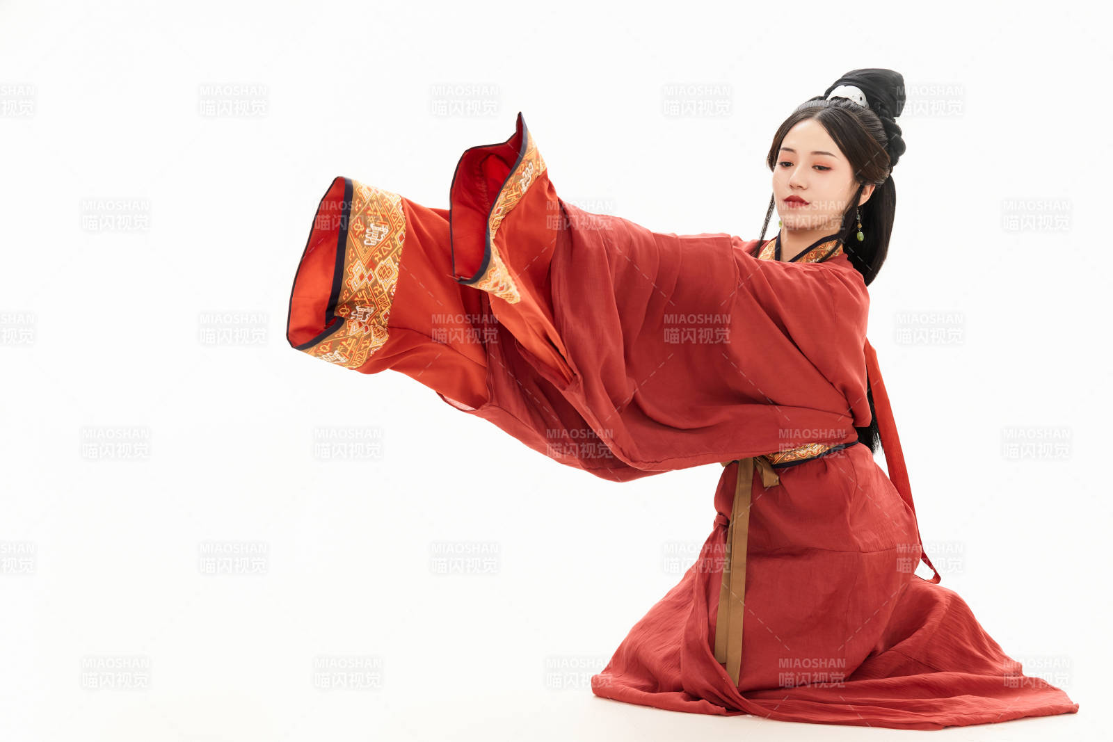 白色背景下穿著中國春秋戰(zhàn)國時代服飾的少女