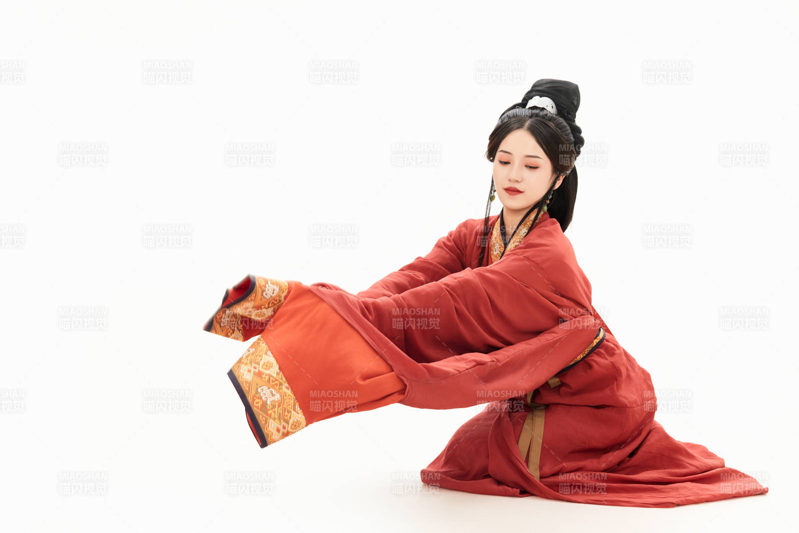 白色背景下穿著中國春秋戰國時代服飾的少女