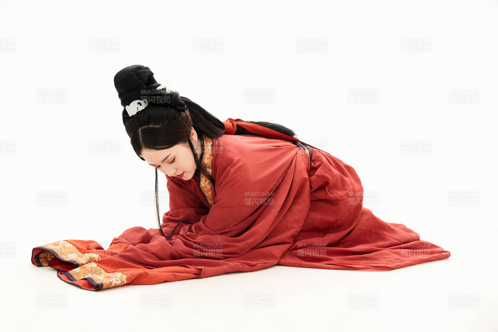 白色背景下穿著中國春秋戰(zhàn)國時代服飾的少女