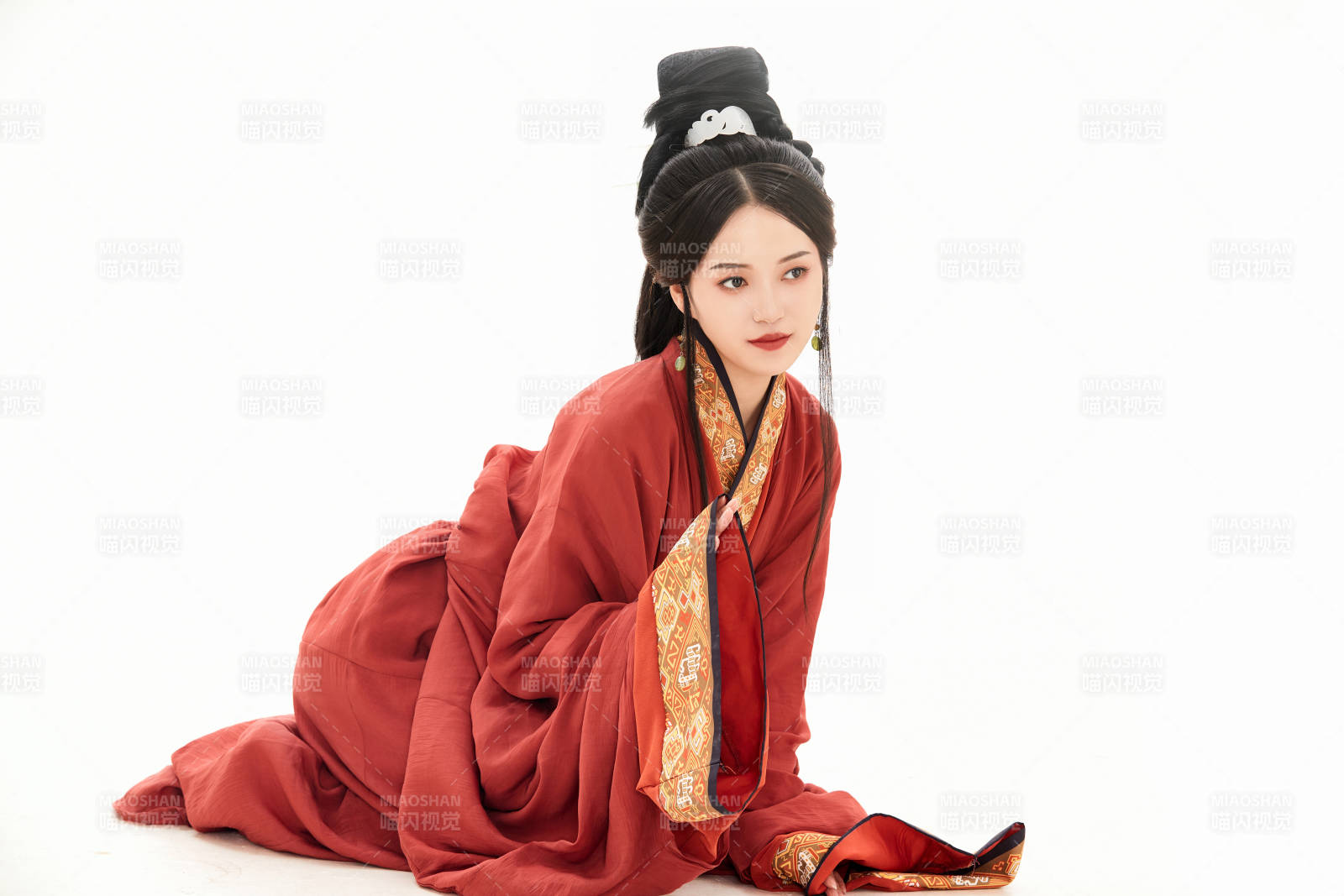 白色背景下穿著中國春秋戰國時代服飾的少女