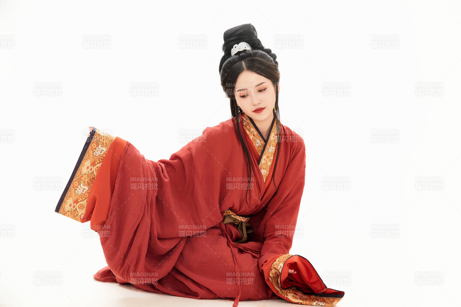 白色背景下穿著中國(guó)春秋戰(zhàn)國(guó)時(shí)代服飾的少女