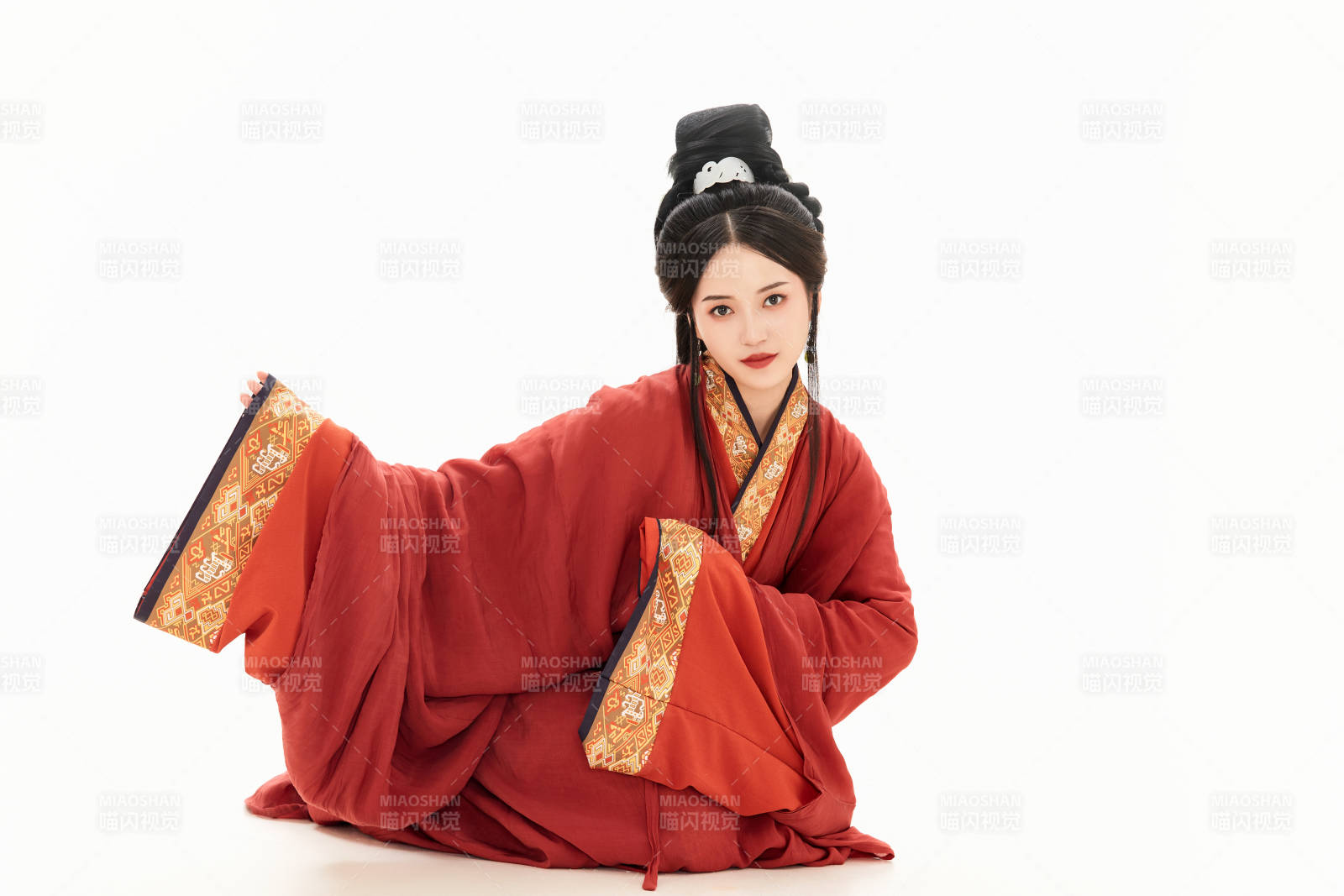 白色背景下穿著中國春秋戰(zhàn)國時代服飾的少女