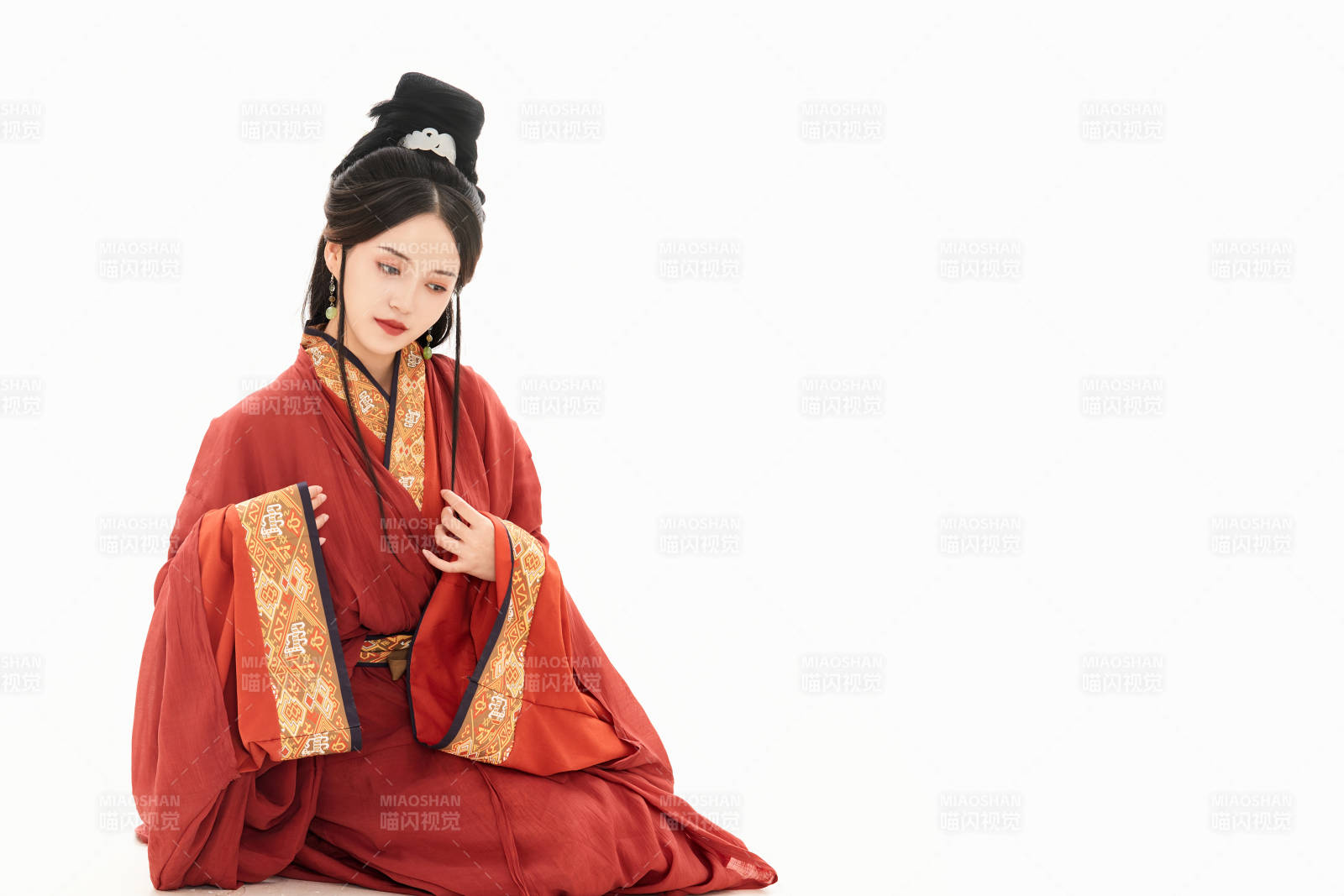 白色背景下穿著中國春秋戰(zhàn)國時(shí)代服飾的少女