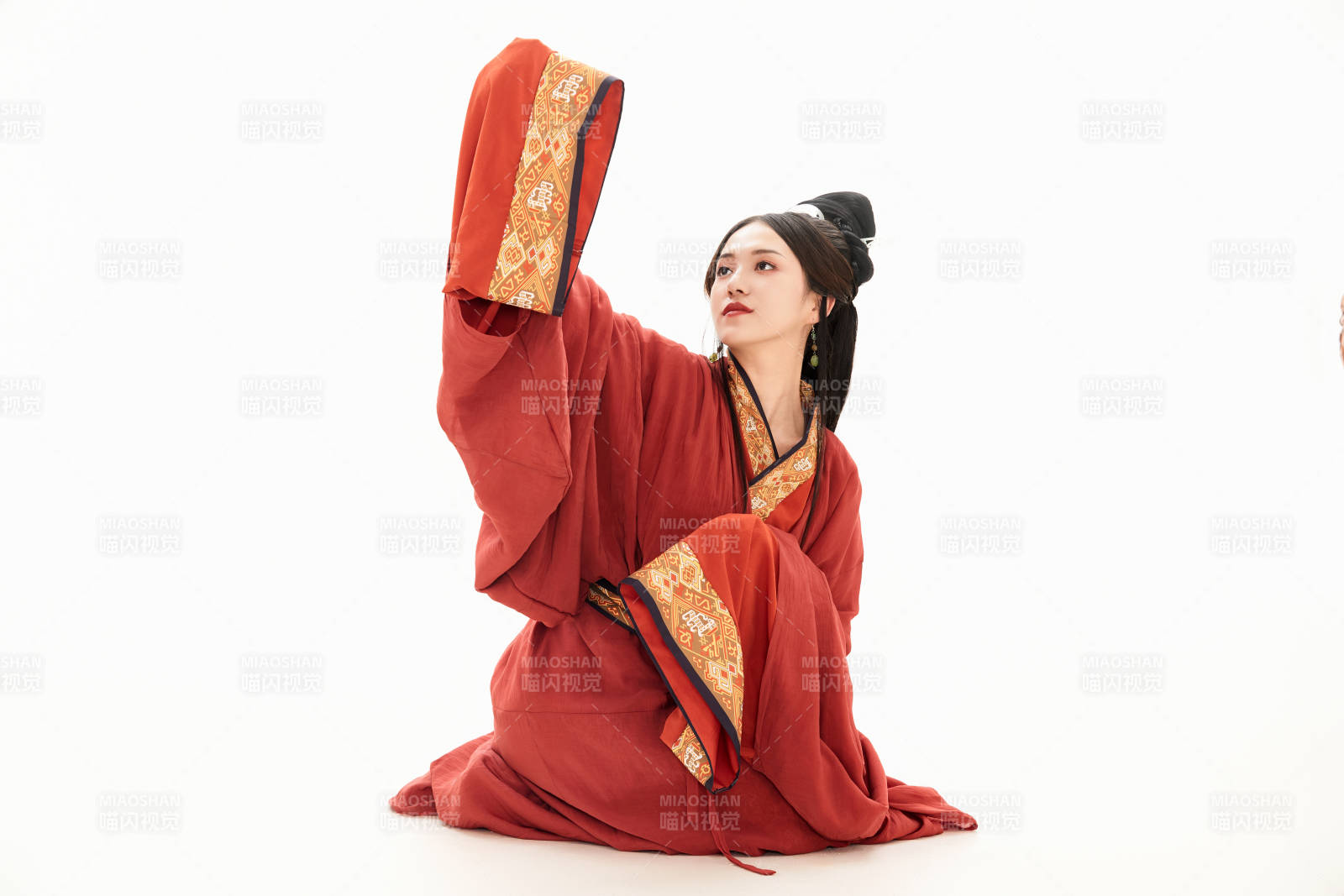 白色背景下穿著中國春秋戰國時代服飾的少女