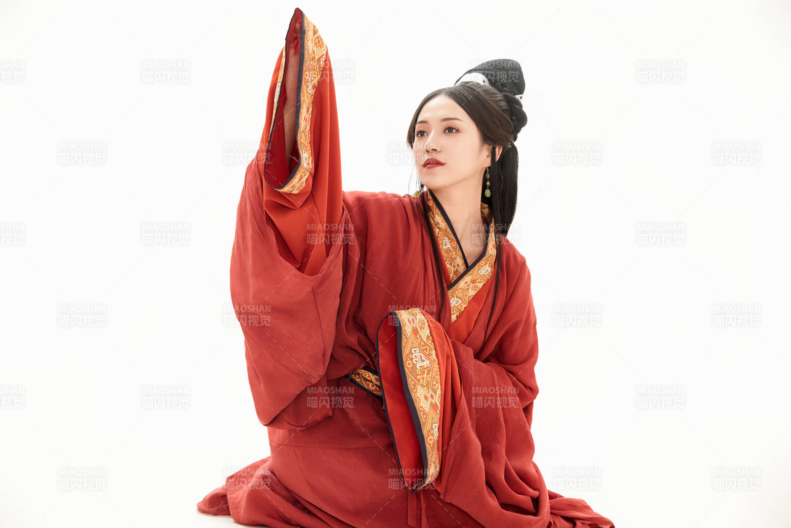 白色背景下穿著中國(guó)春秋戰(zhàn)國(guó)時(shí)代服飾的少女