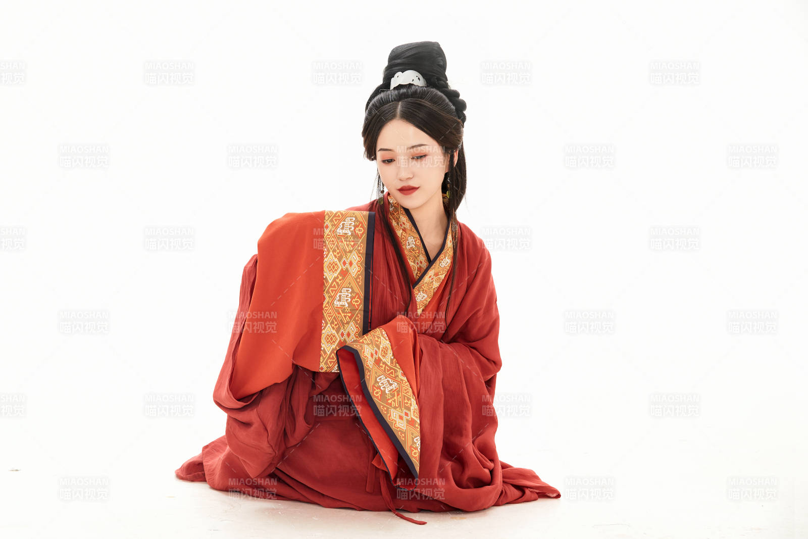 白色背景下穿著中國春秋戰國時代服飾的少女