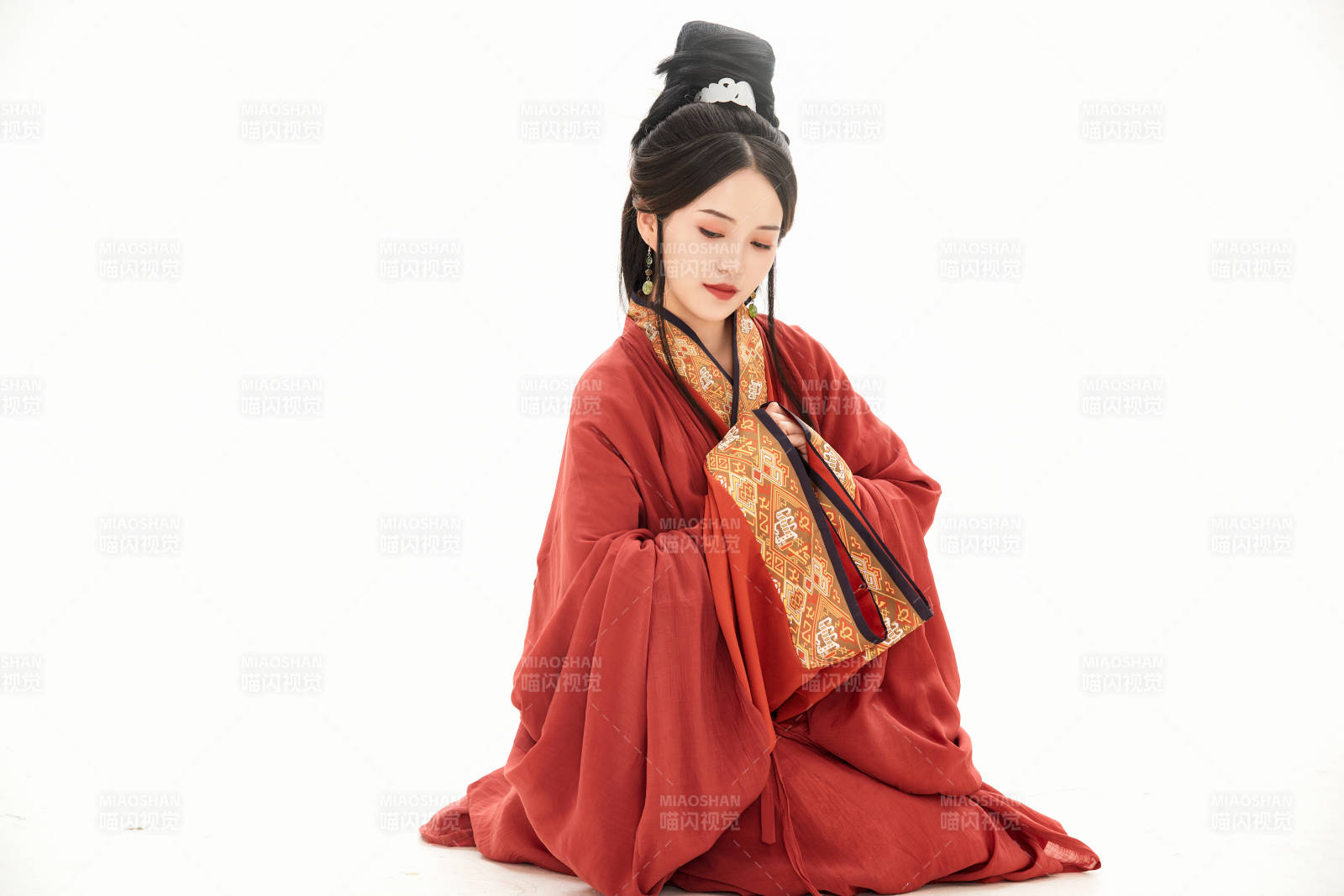 白色背景下穿著中國春秋戰國時代服飾的少女