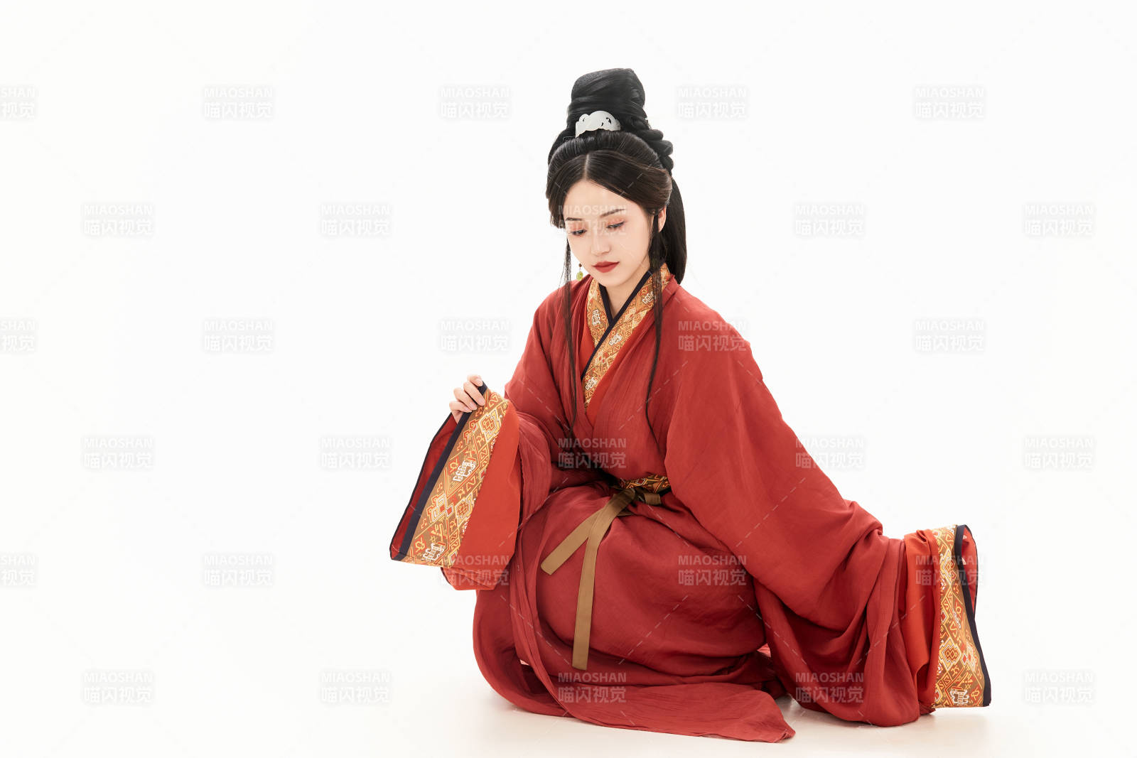 白色背景下穿著中國春秋戰國時代服飾的少女