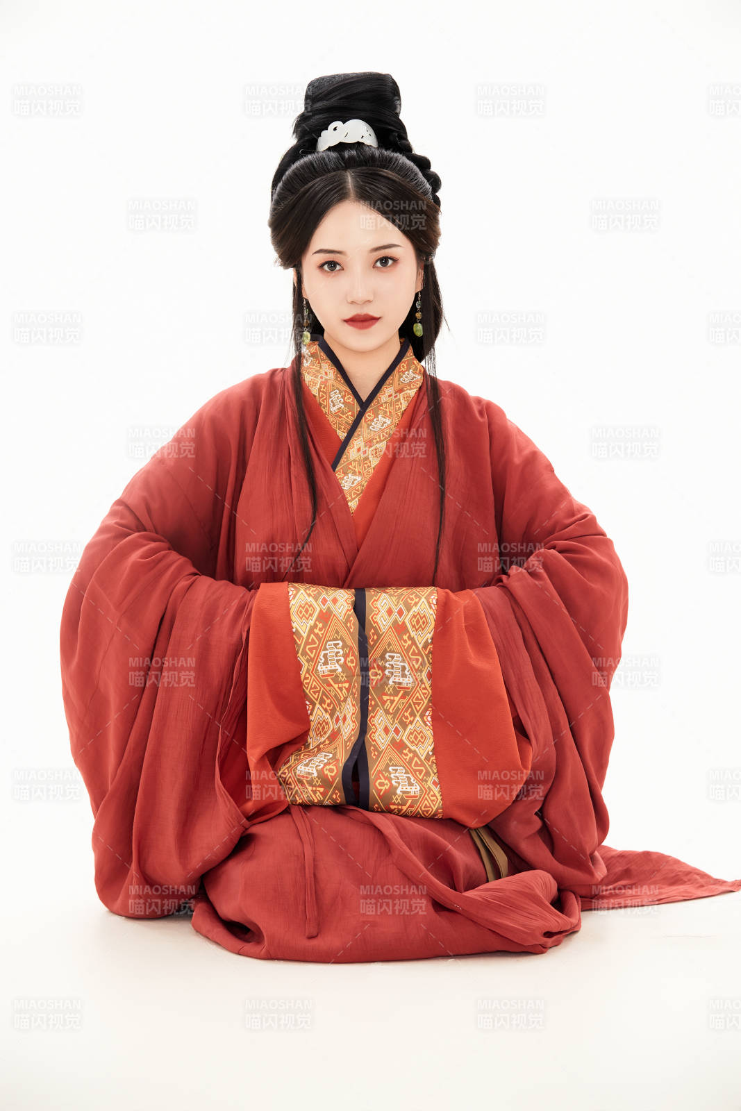 白色背景下穿著中國春秋戰國時代服飾的少女