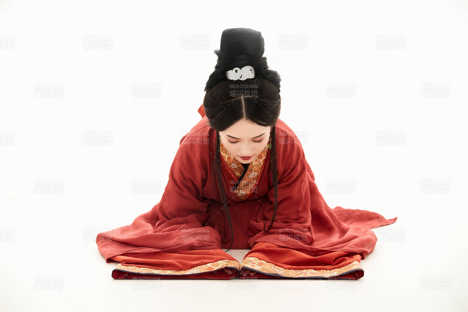 白色背景下穿著中國春秋戰國時代服飾的少女