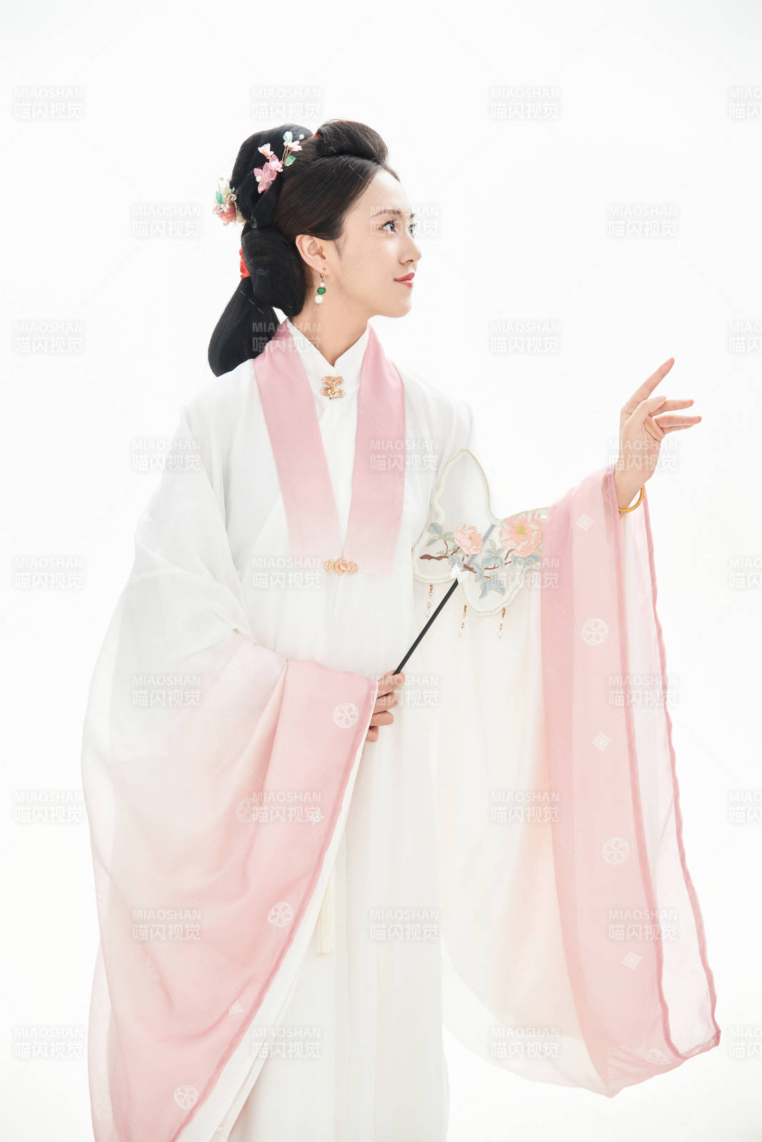 白色背景下穿著魏晉制漢服的少女