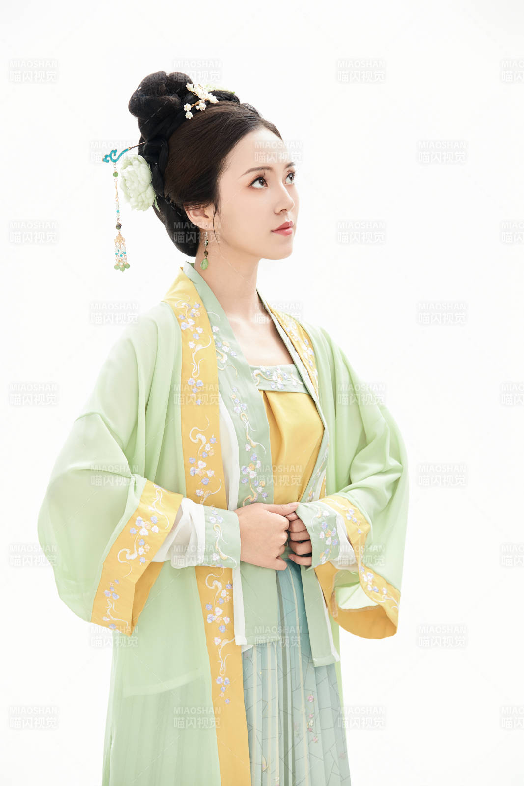 白色背景下穿著南北宋朝漢服的少女