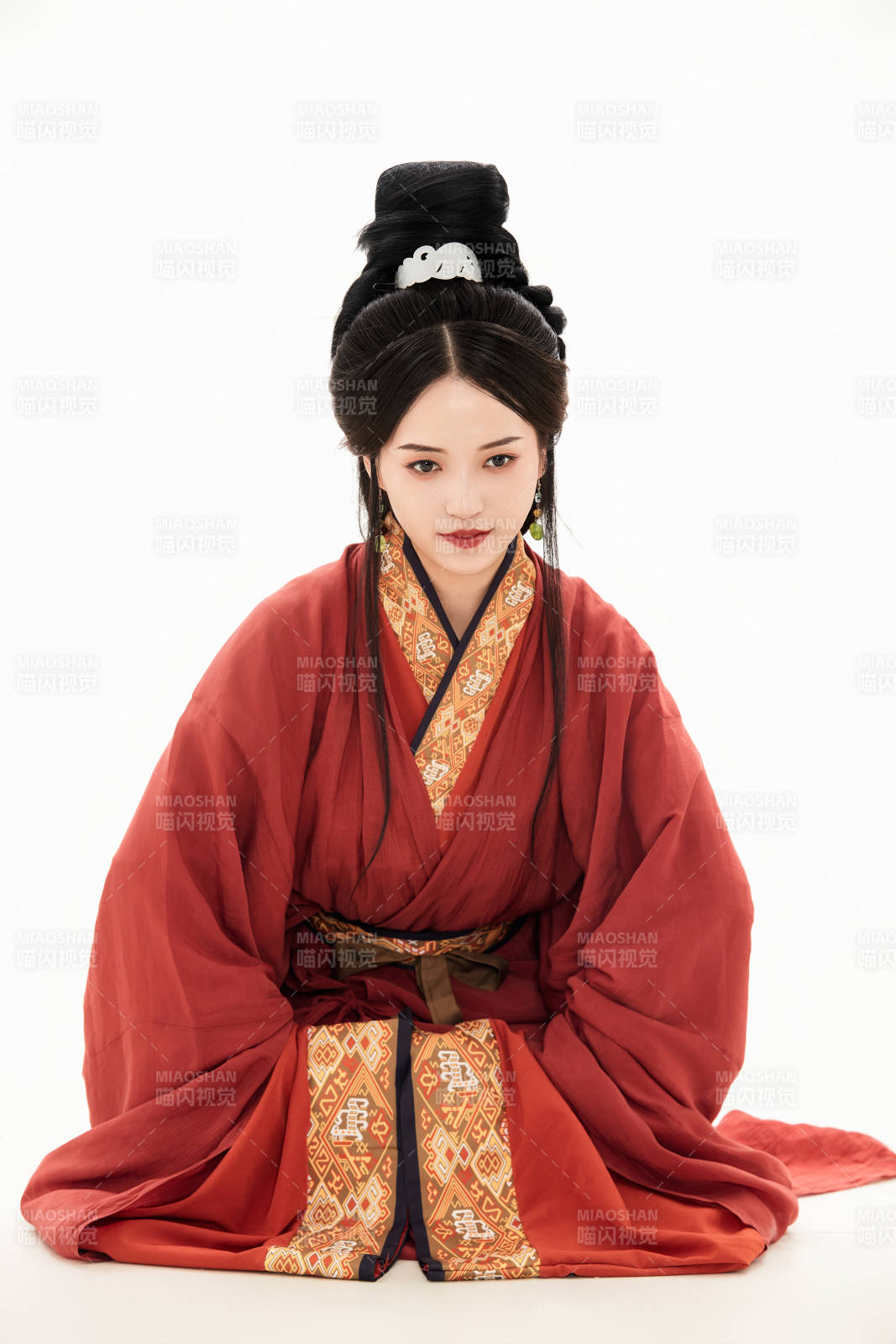 白色背景下穿著中國春秋戰國時代服飾的少女