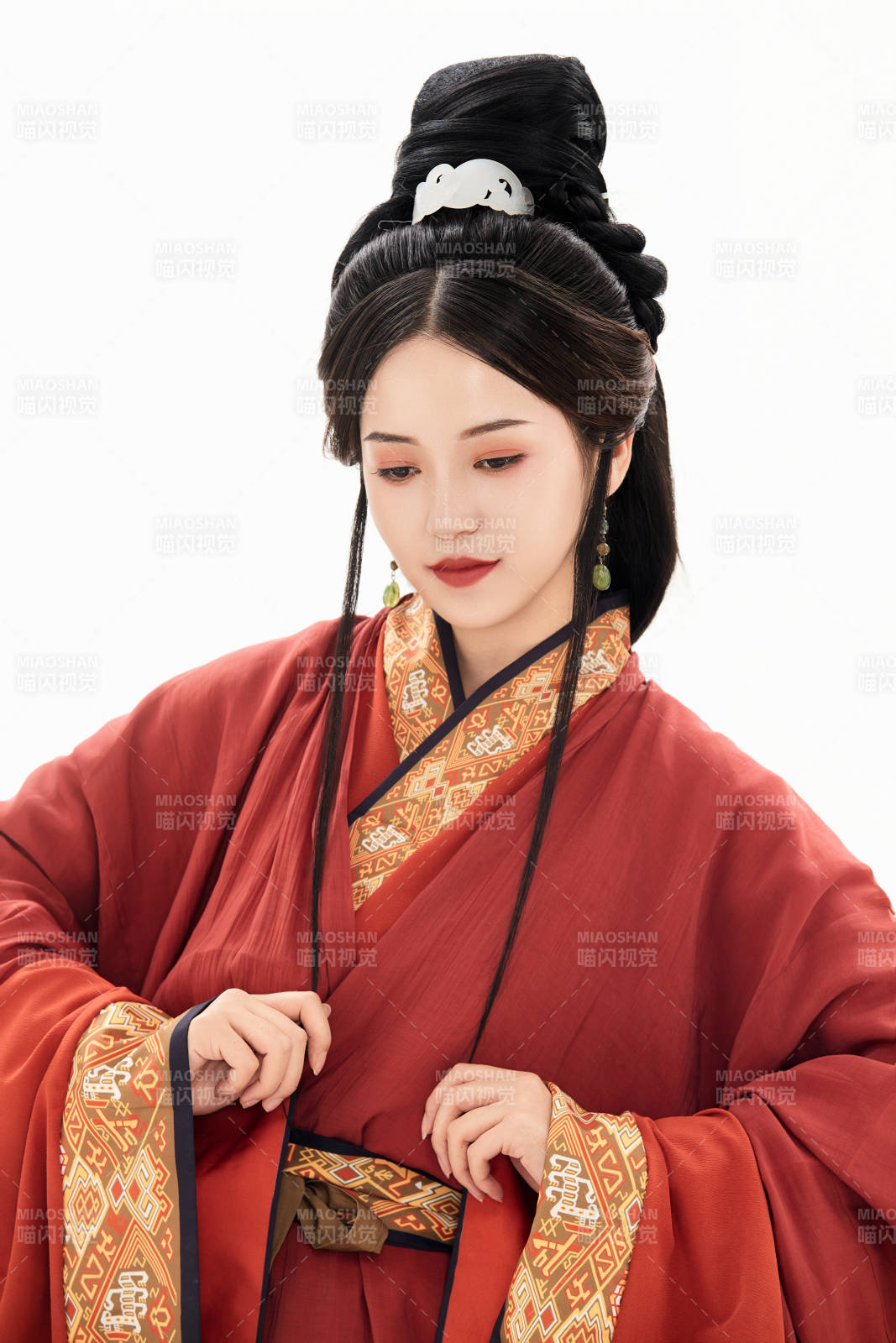 白色背景下穿著中國春秋戰國時代服飾的少女