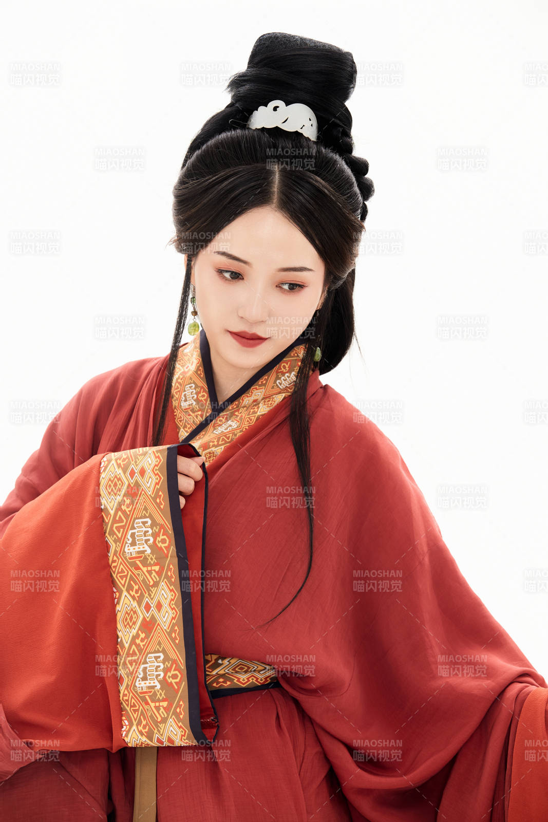 白色背景下穿著中國春秋戰國時代服飾的少女