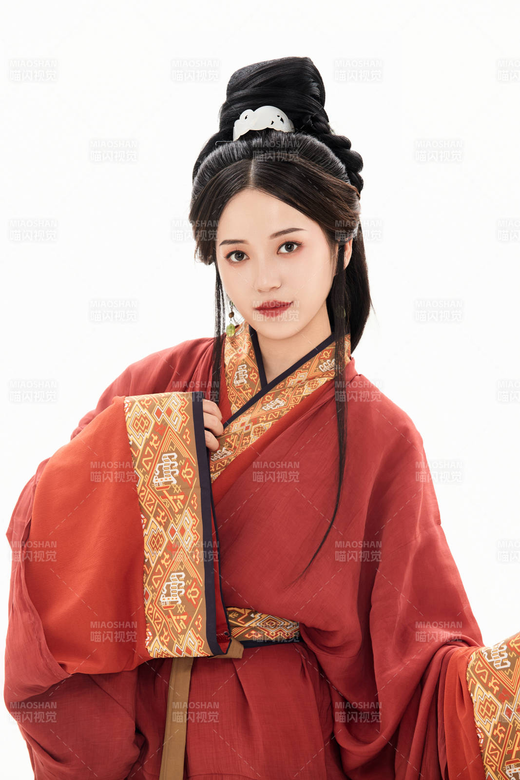 白色背景下穿著中國春秋戰(zhàn)國時代服飾的少女
