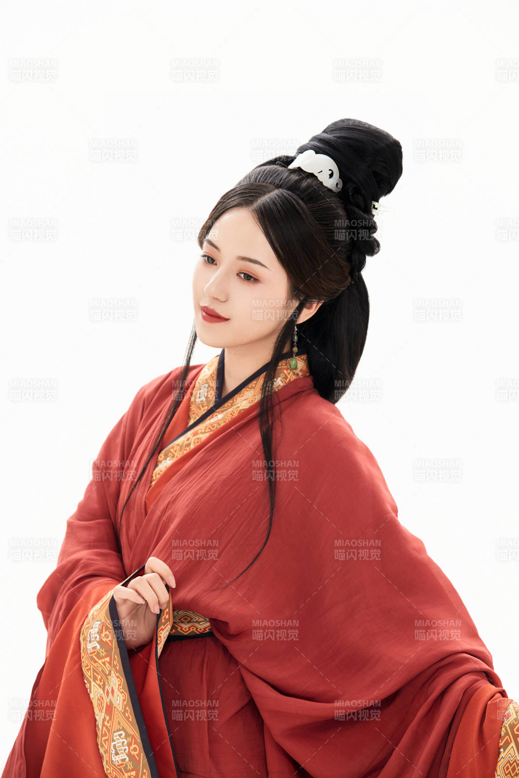 白色背景下穿著中國春秋戰(zhàn)國時(shí)代服飾的少女