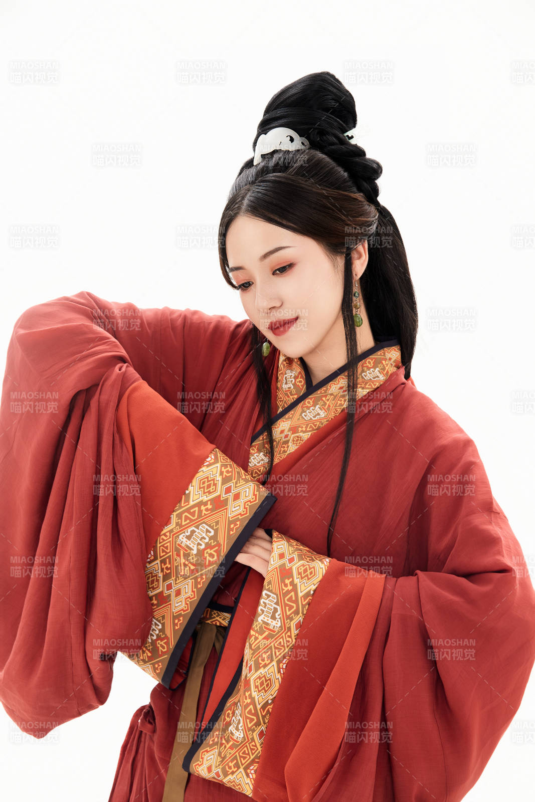 白色背景下穿著中國春秋戰國時代服飾的少女