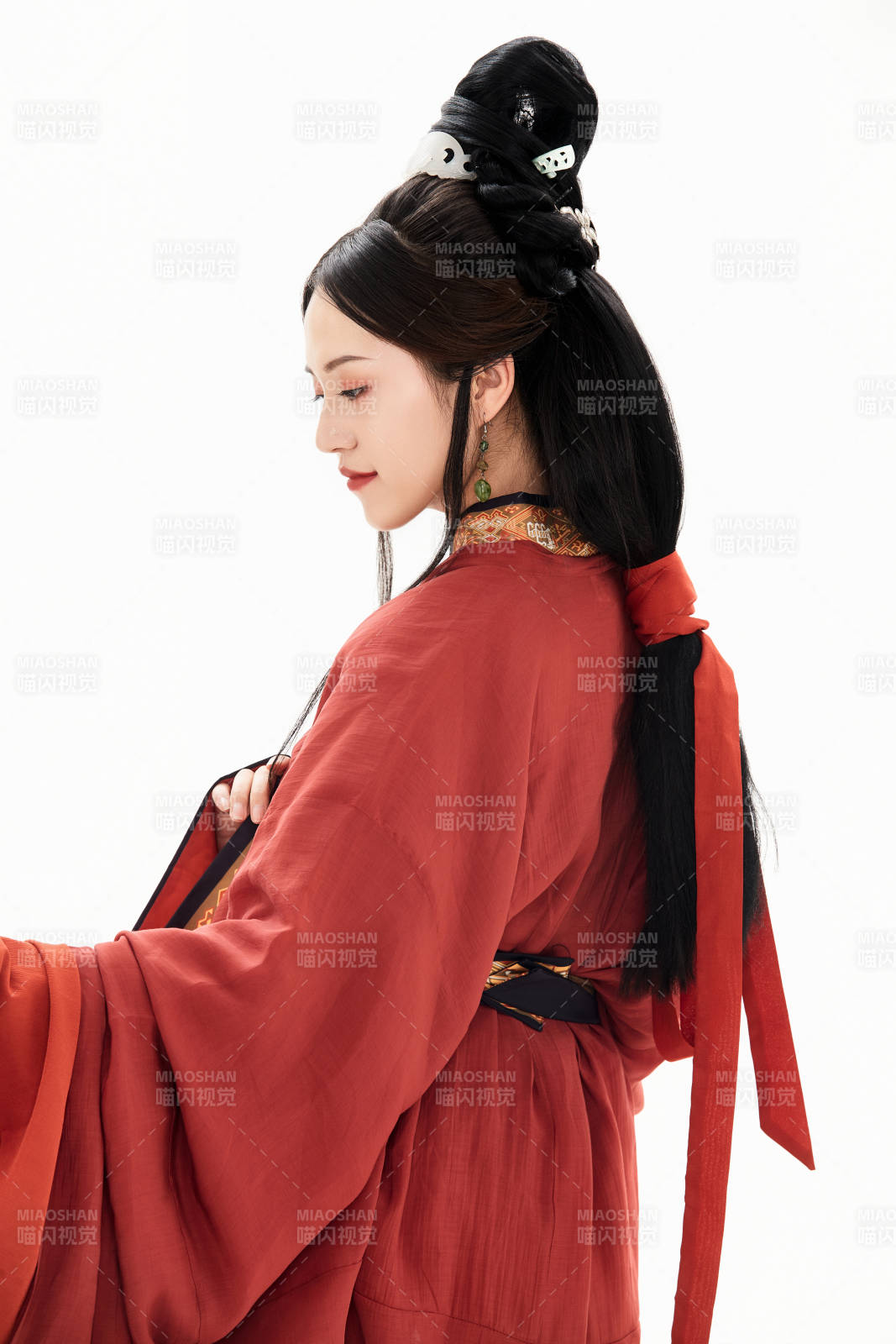 白色背景下穿著中國(guó)春秋戰(zhàn)國(guó)時(shí)代服飾的少女