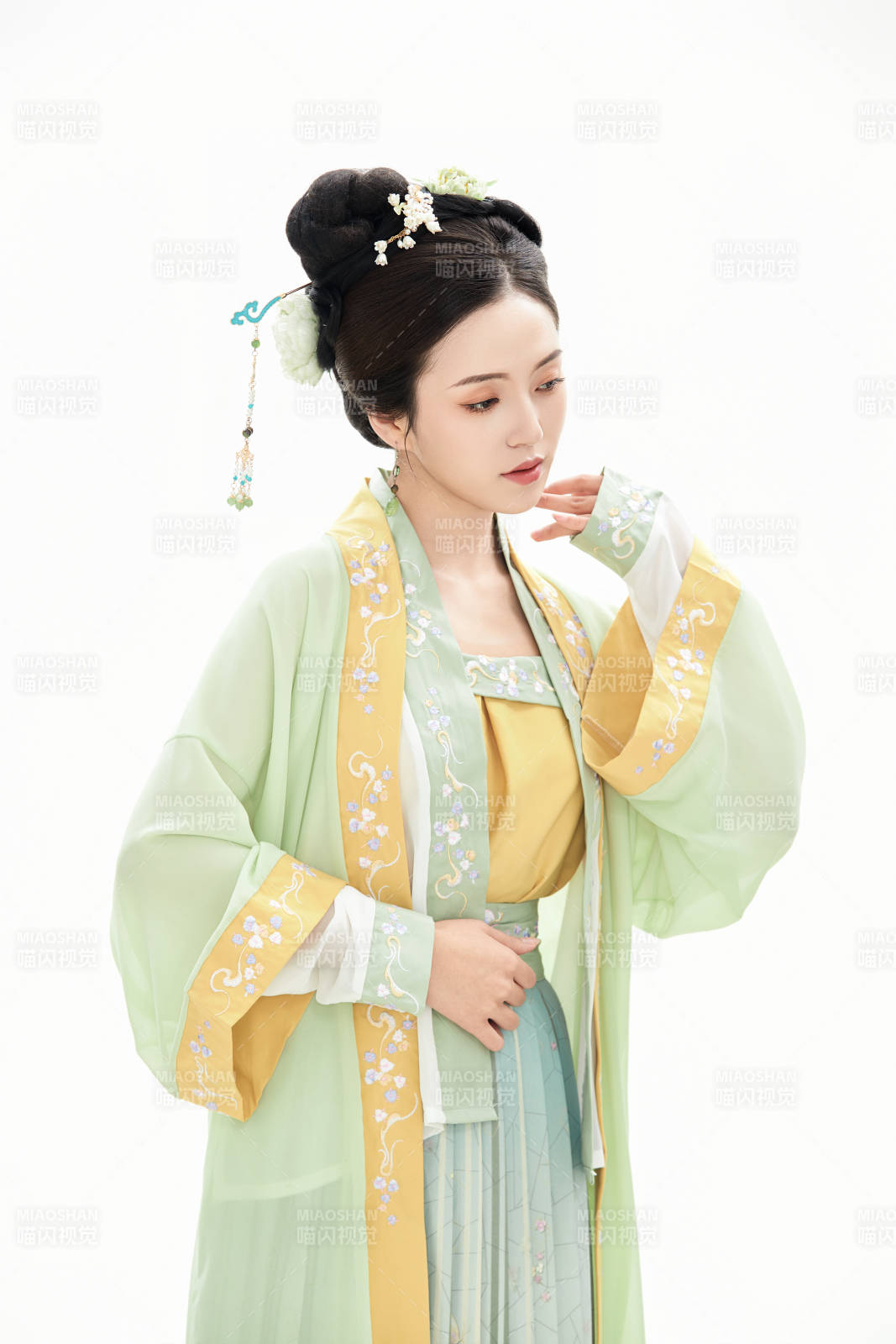 白色背景下穿著南北宋朝漢服的少女