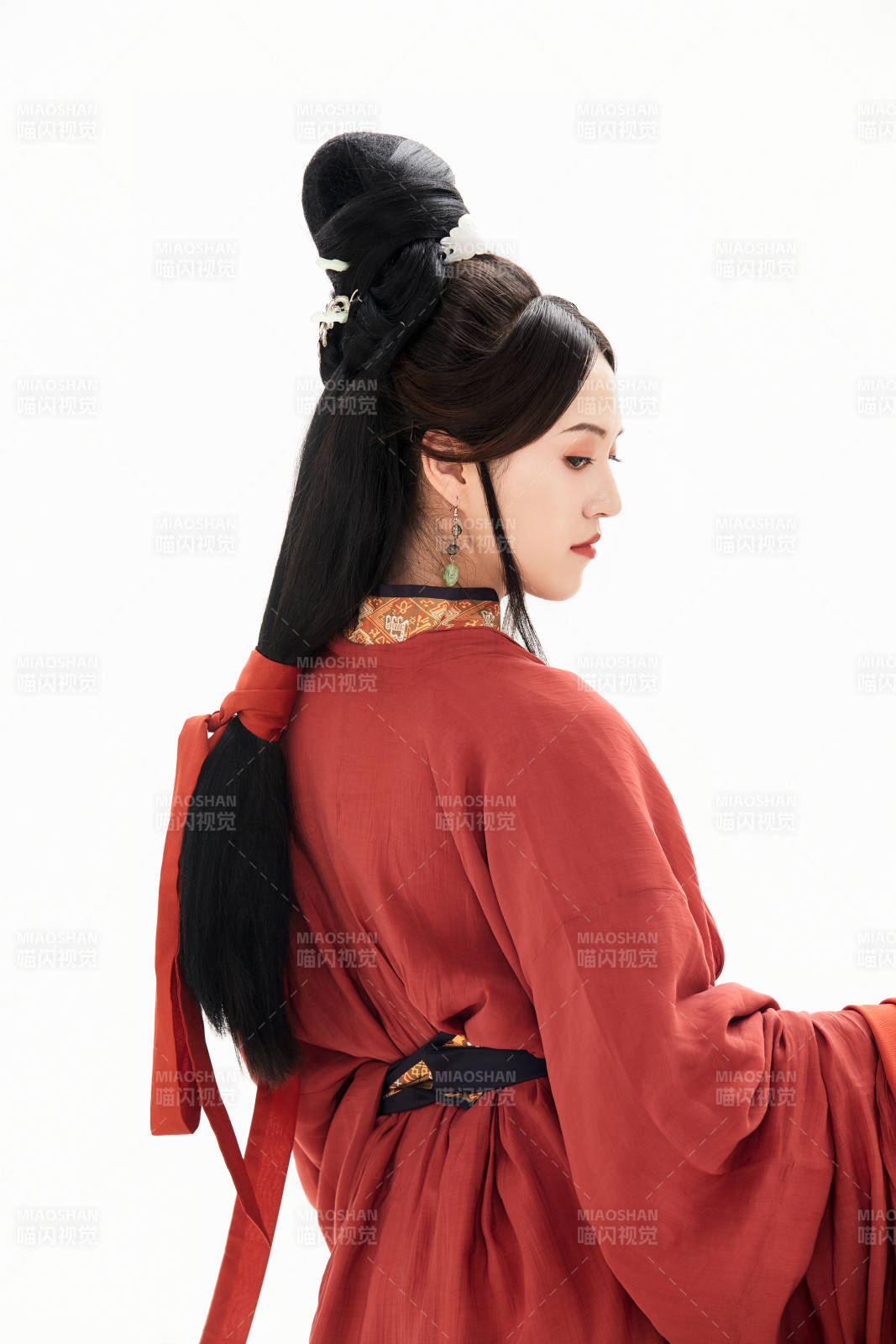 白色背景下穿著中國春秋戰國時代服飾的少女