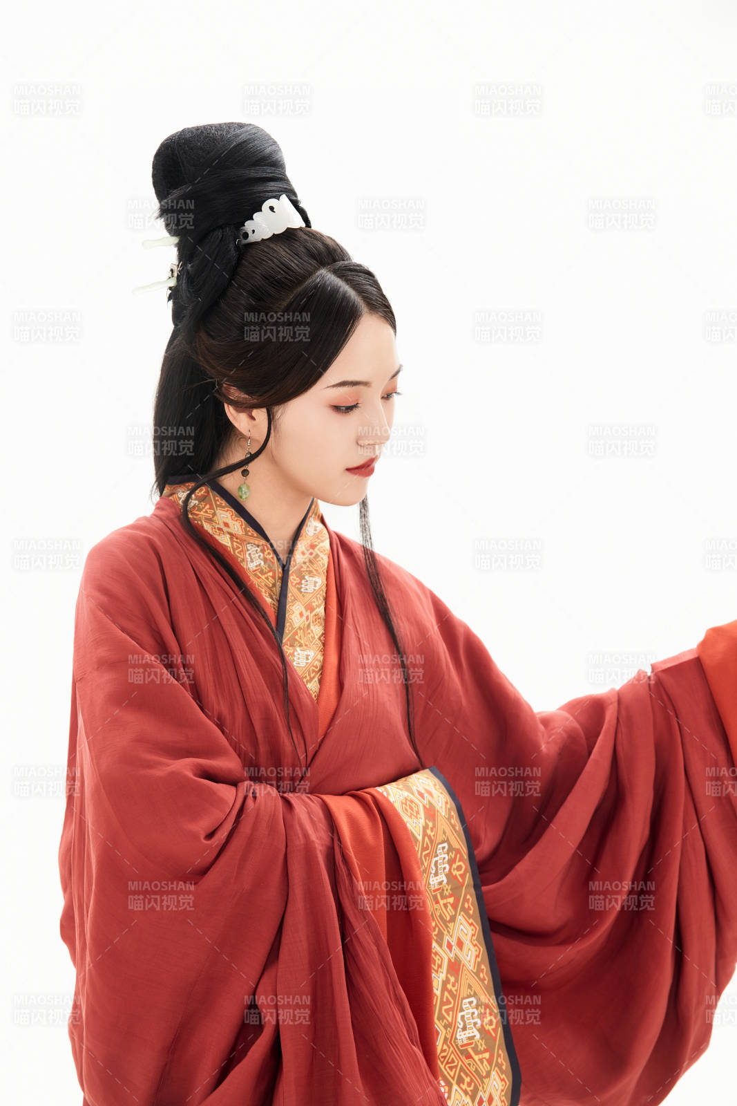 白色背景下穿著中國春秋戰(zhàn)國時代服飾的少女