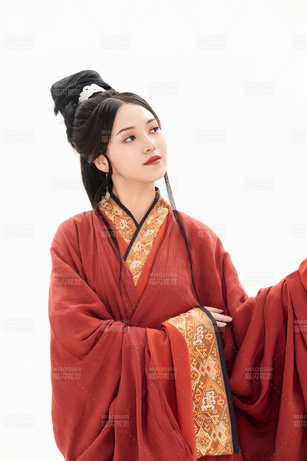 白色背景下穿著中國春秋戰國時代服飾的少女