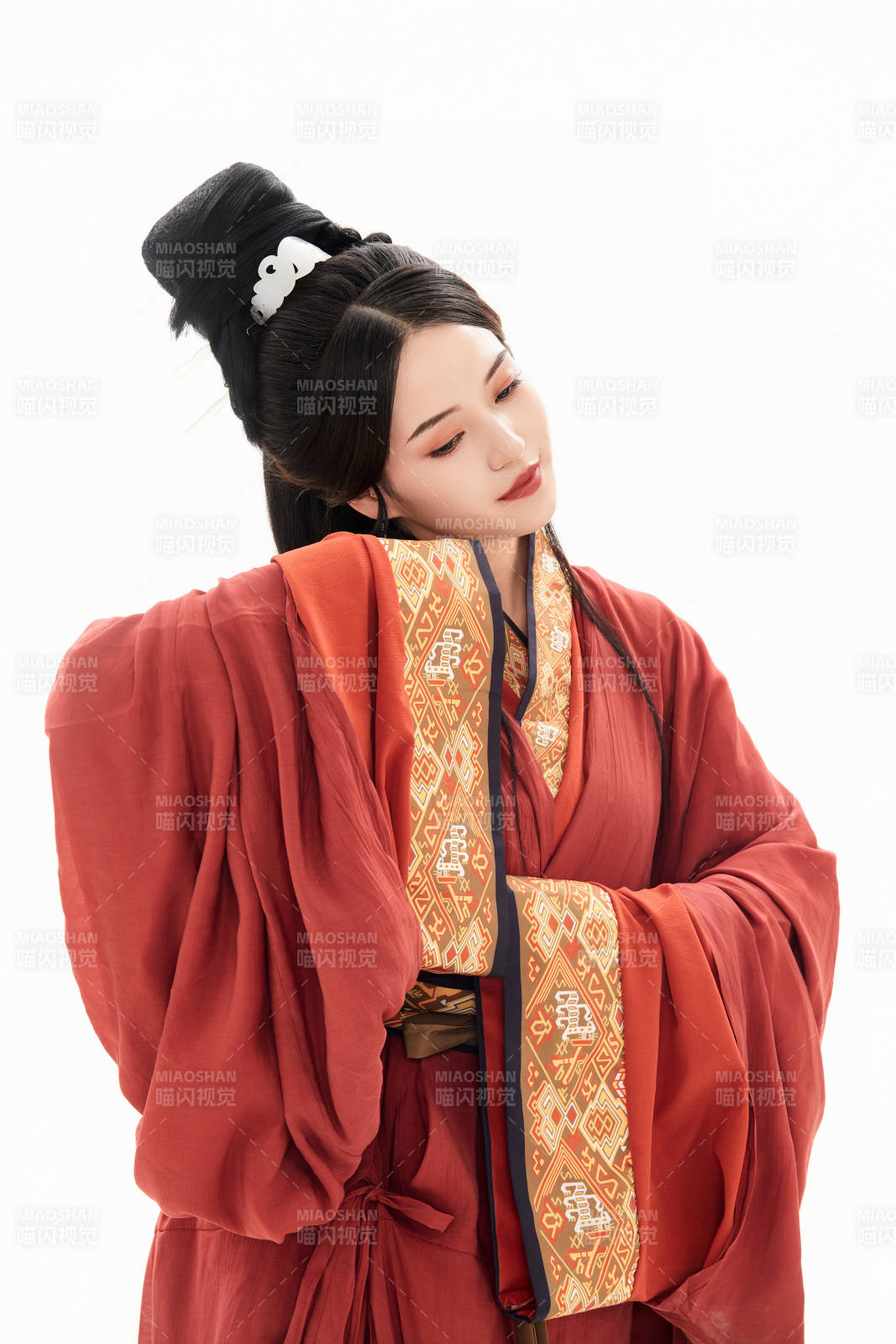 白色背景下穿著中國春秋戰國時代服飾的少女