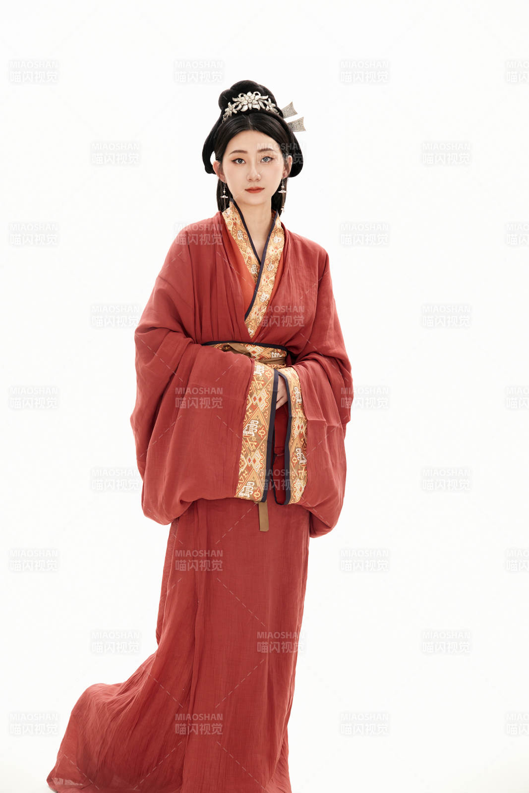 白色背景下穿著中國春秋戰國時代服飾的少女