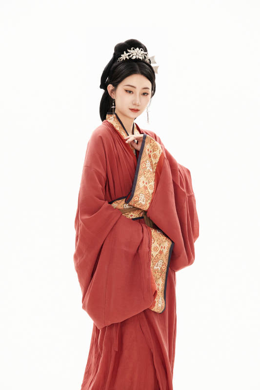 白色背景下穿着中国春秋战国时代服饰的少女