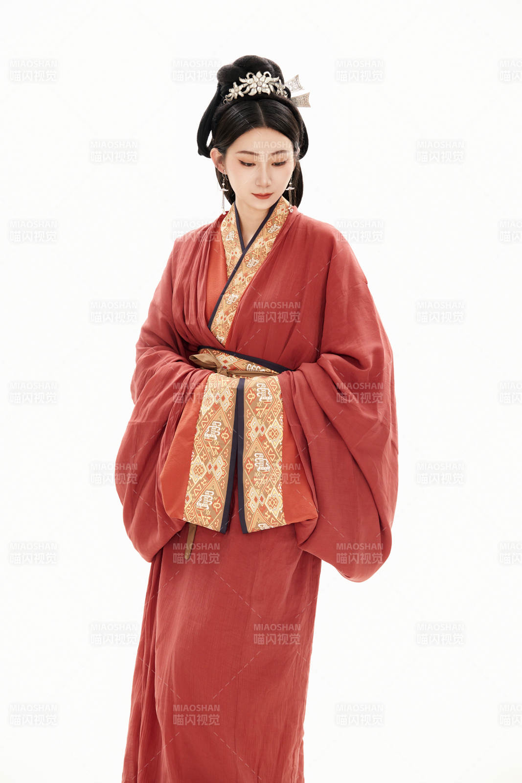 白色背景下穿著中國春秋戰國時代服飾的少女