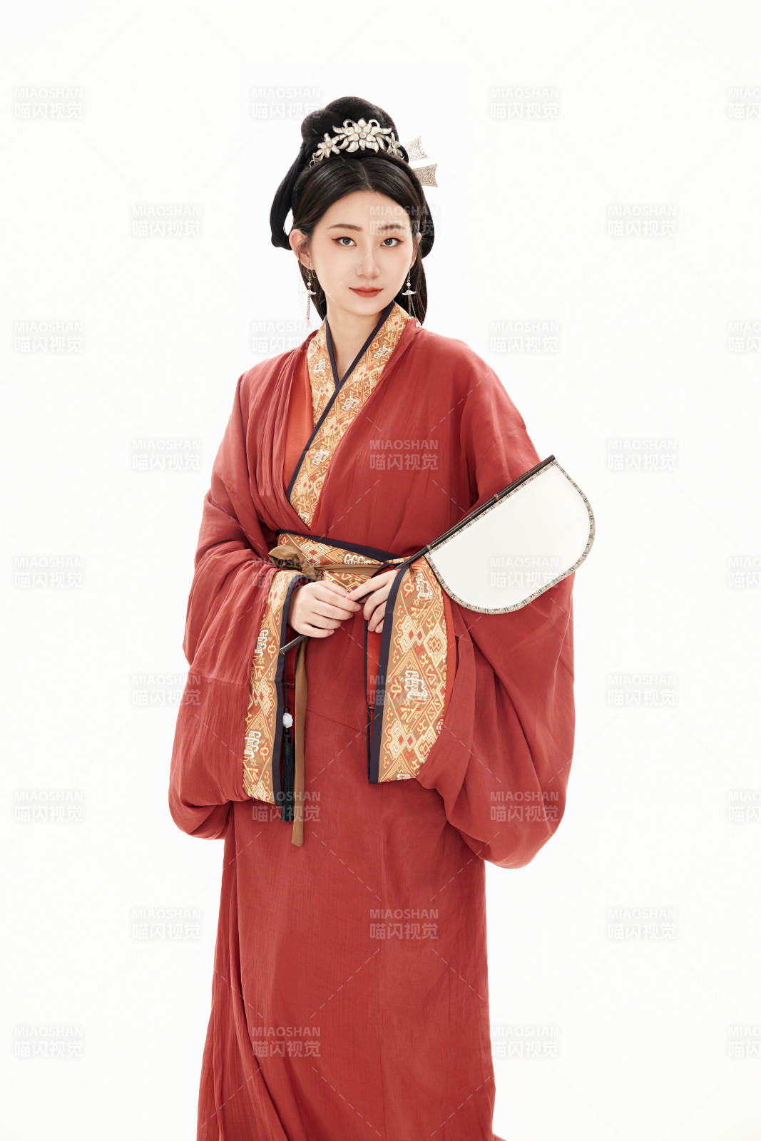 白色背景下穿着中国春秋战国时代服饰的少女