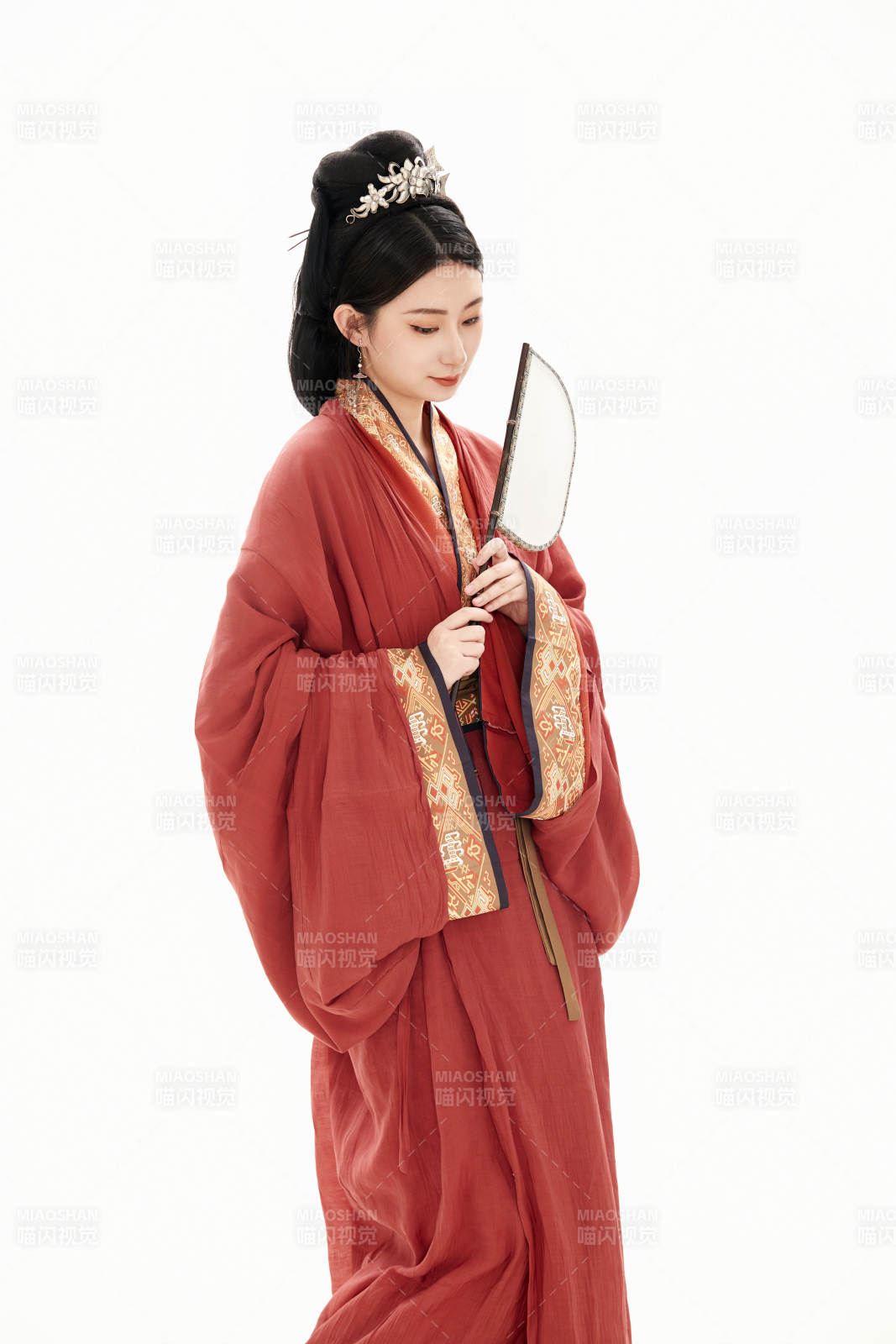 白色背景下穿著中國春秋戰國時代服飾的少女