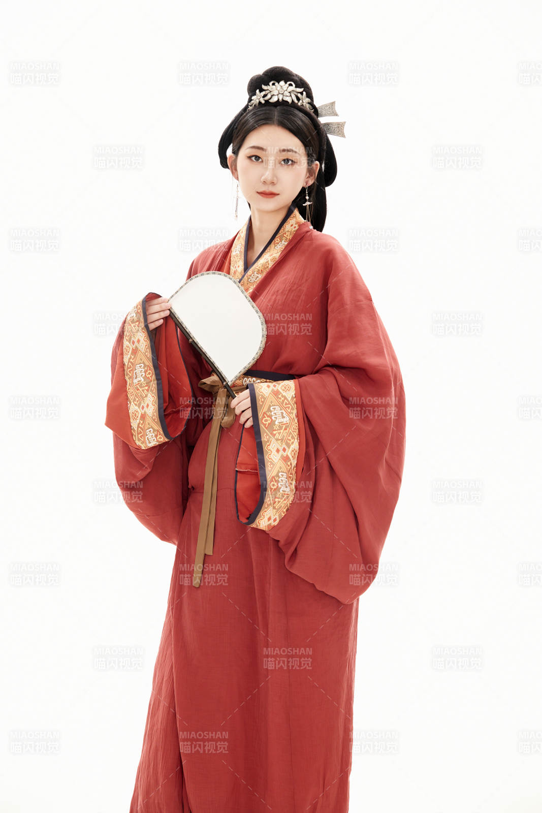 白色背景下穿著中國春秋戰(zhàn)國時代服飾的少女