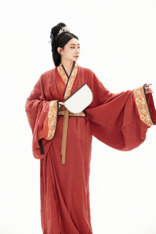 白色背景下穿着中国春秋战国时代服饰的少女