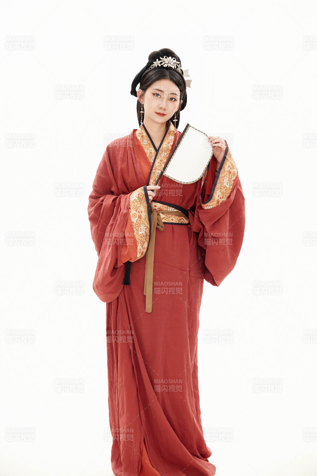 白色背景下穿著中國春秋戰(zhàn)國時代服飾的少女