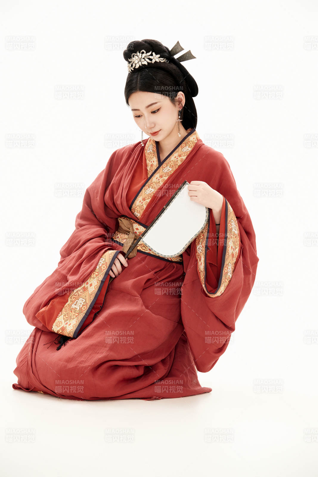 白色背景下穿著中國春秋戰(zhàn)國時代服飾的少女