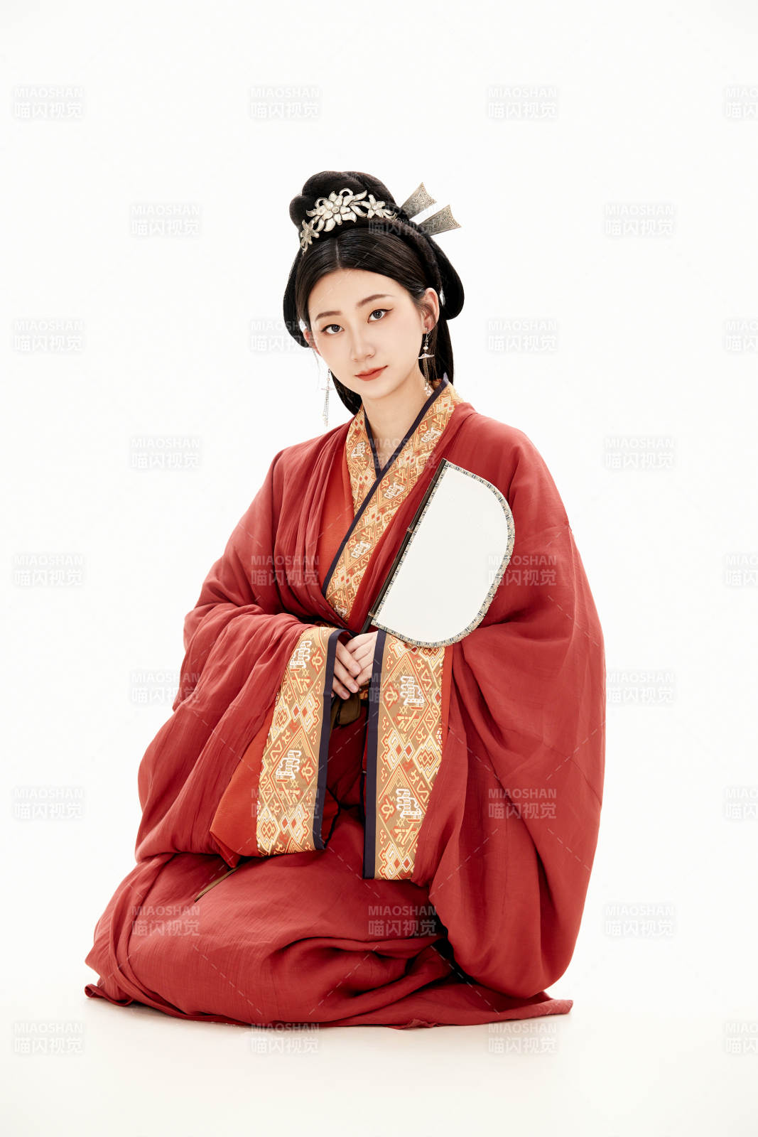 白色背景下穿著中國春秋戰(zhàn)國時(shí)代服飾的少女