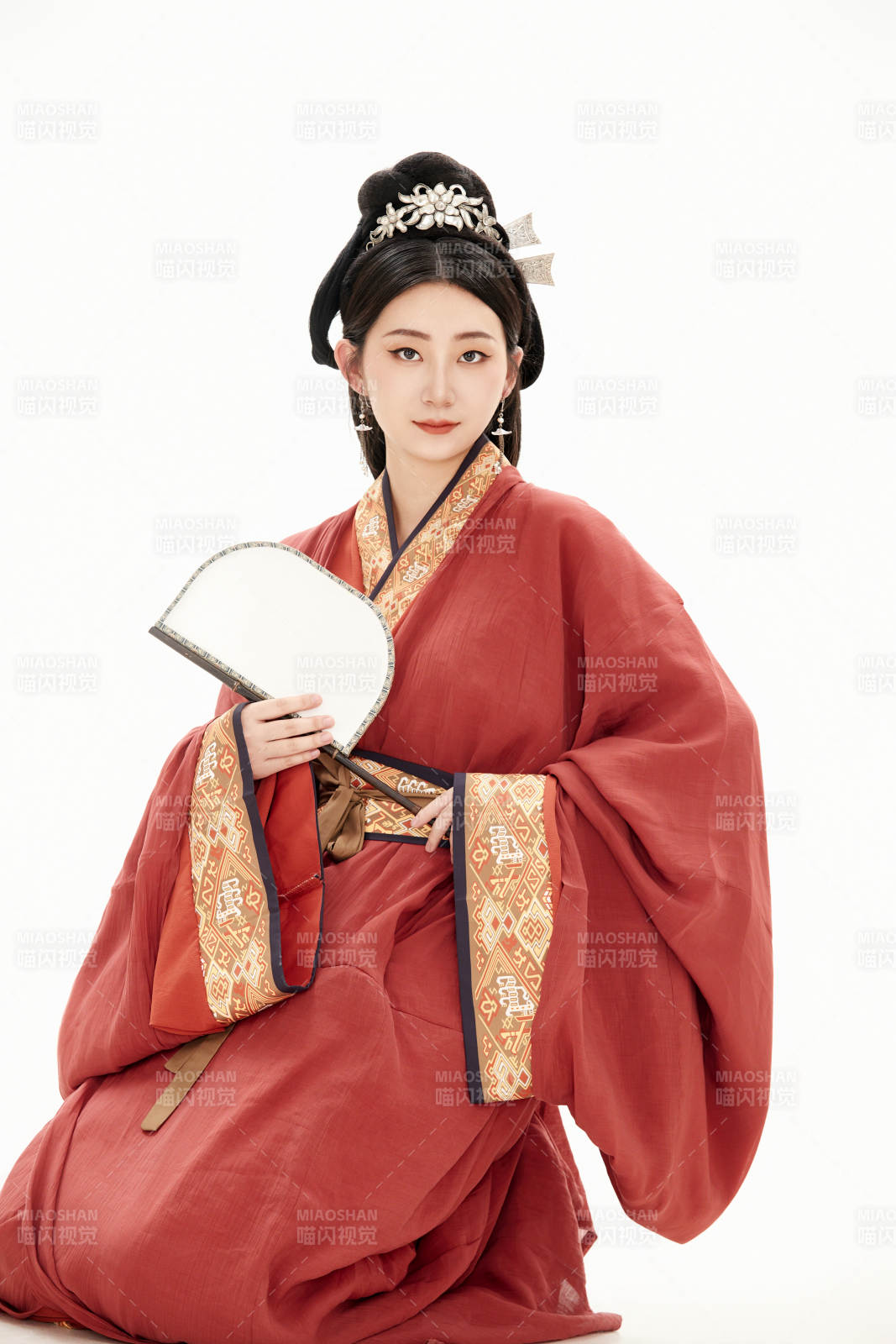 白色背景下穿著中國春秋戰國時代服飾的少女