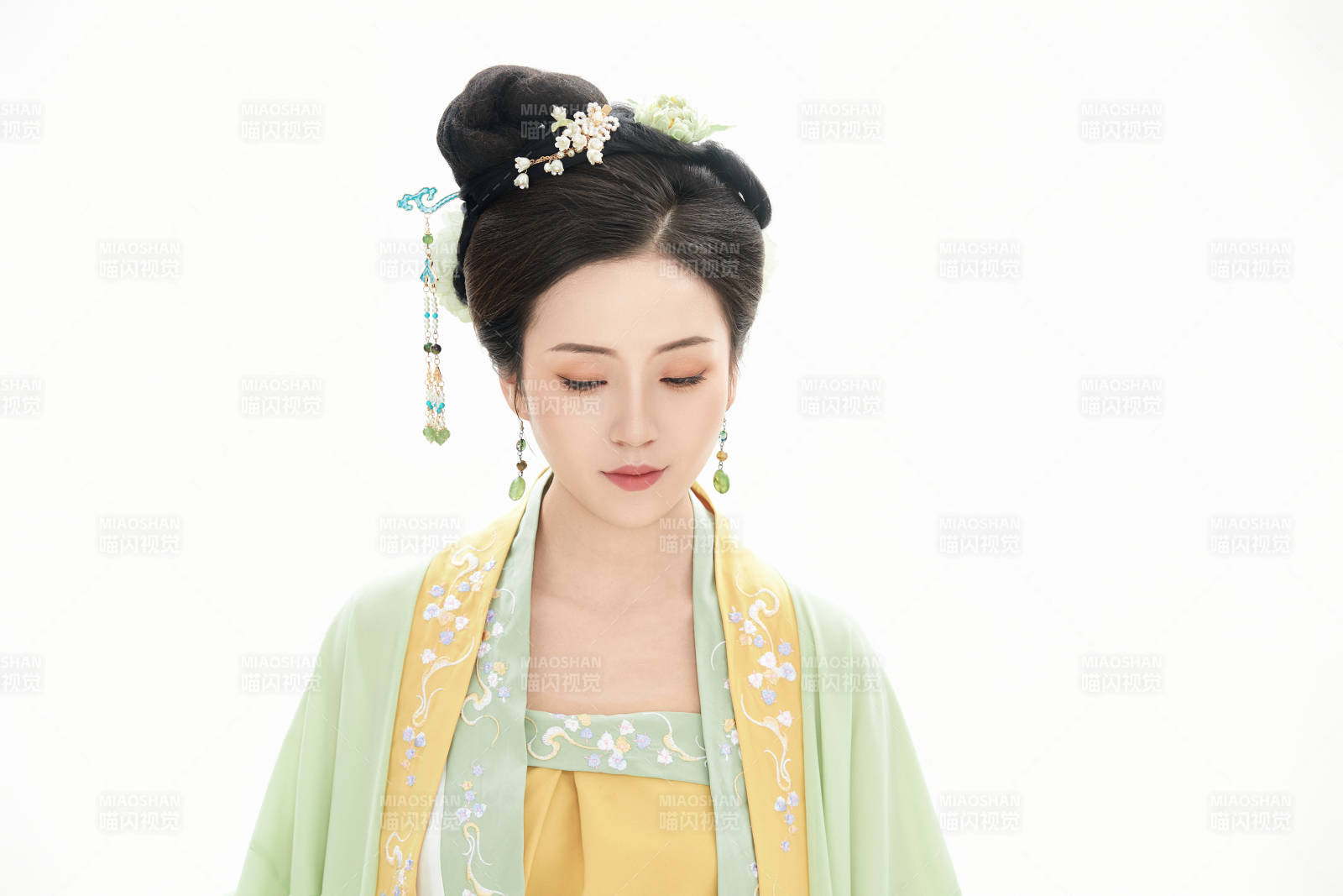 白色背景下穿著南北宋朝漢服的少女