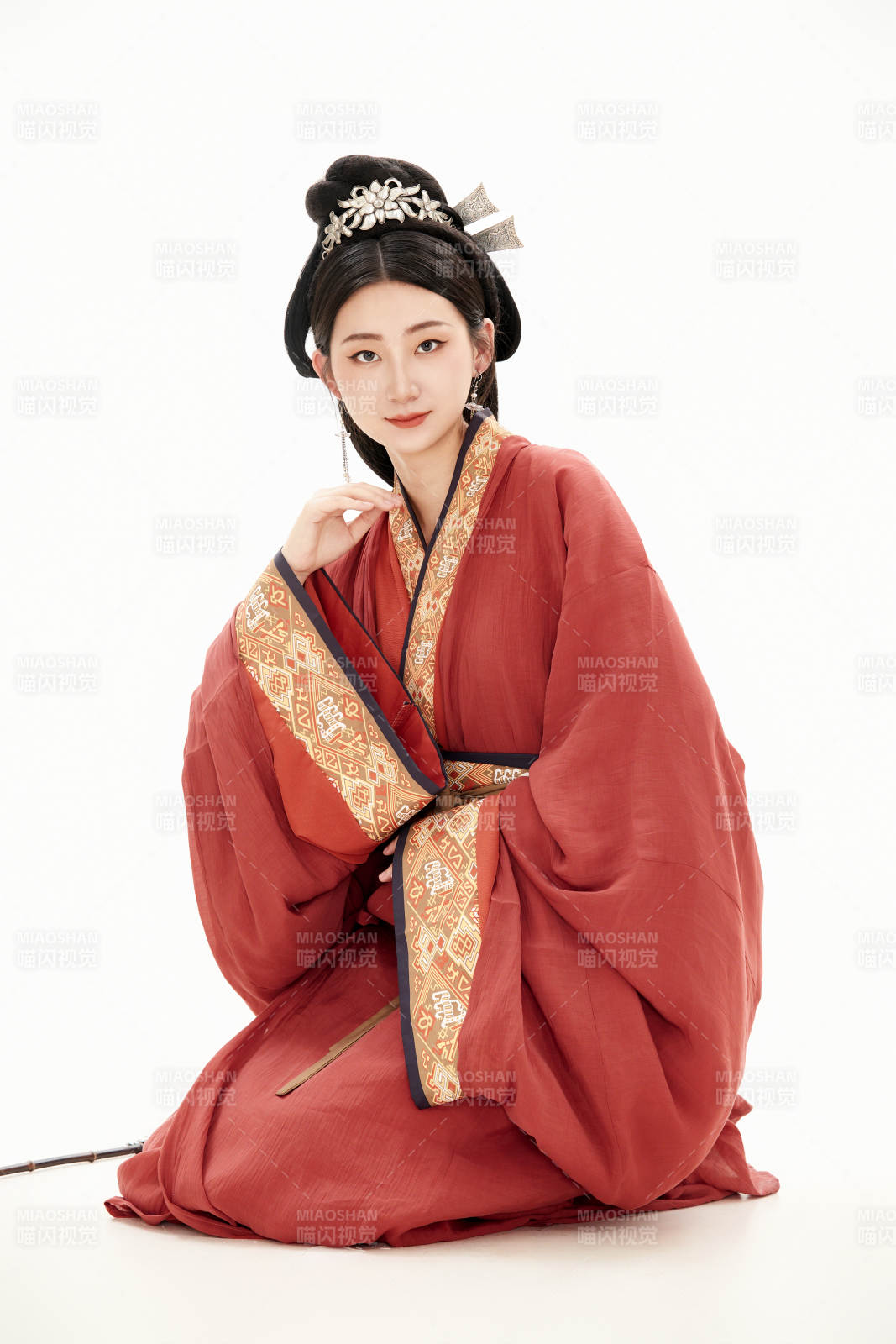 白色背景下穿著中國春秋戰國時代服飾的少女