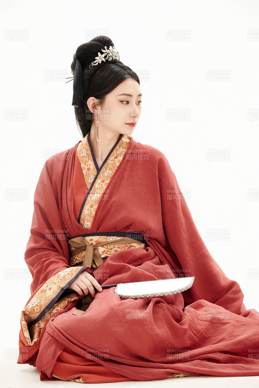 白色背景下穿著中國春秋戰國時代服飾的少女