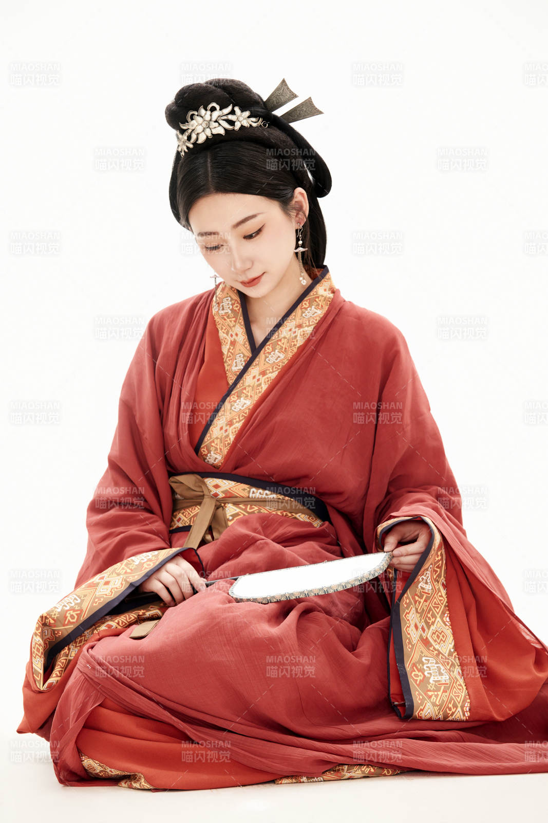 白色背景下穿著中國春秋戰國時代服飾的少女