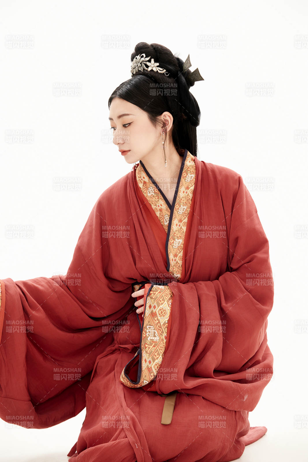 白色背景下穿著中國春秋戰(zhàn)國時代服飾的少女