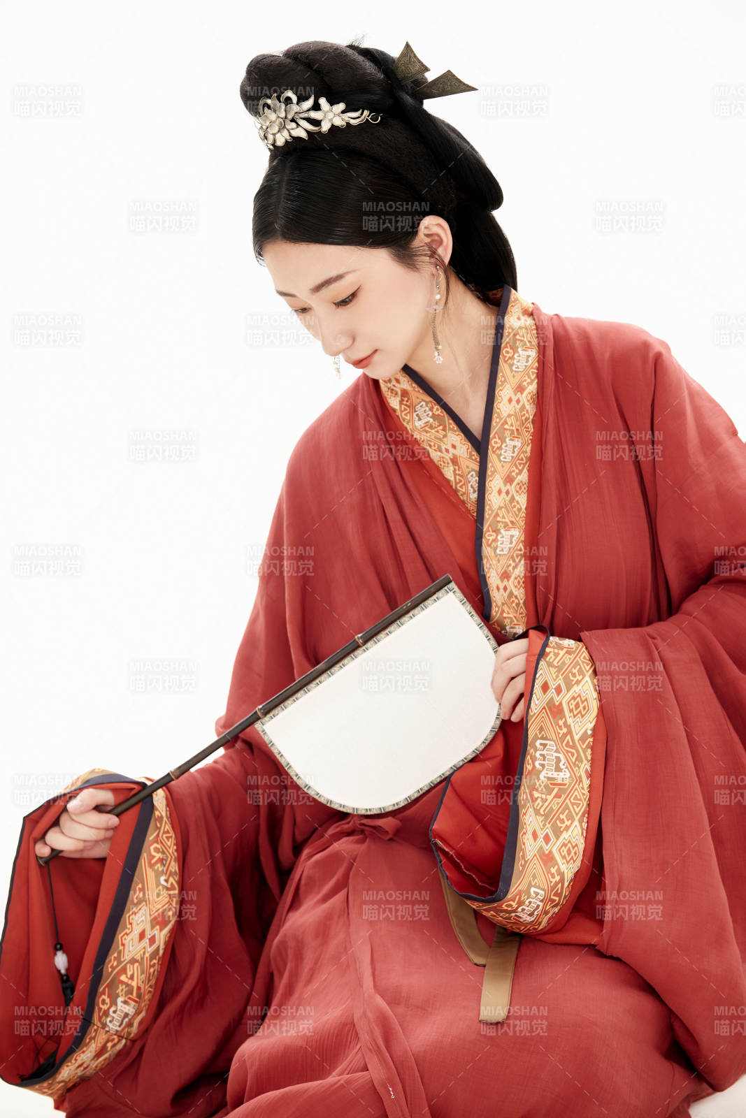 白色背景下穿著中國春秋戰國時代服飾的少女