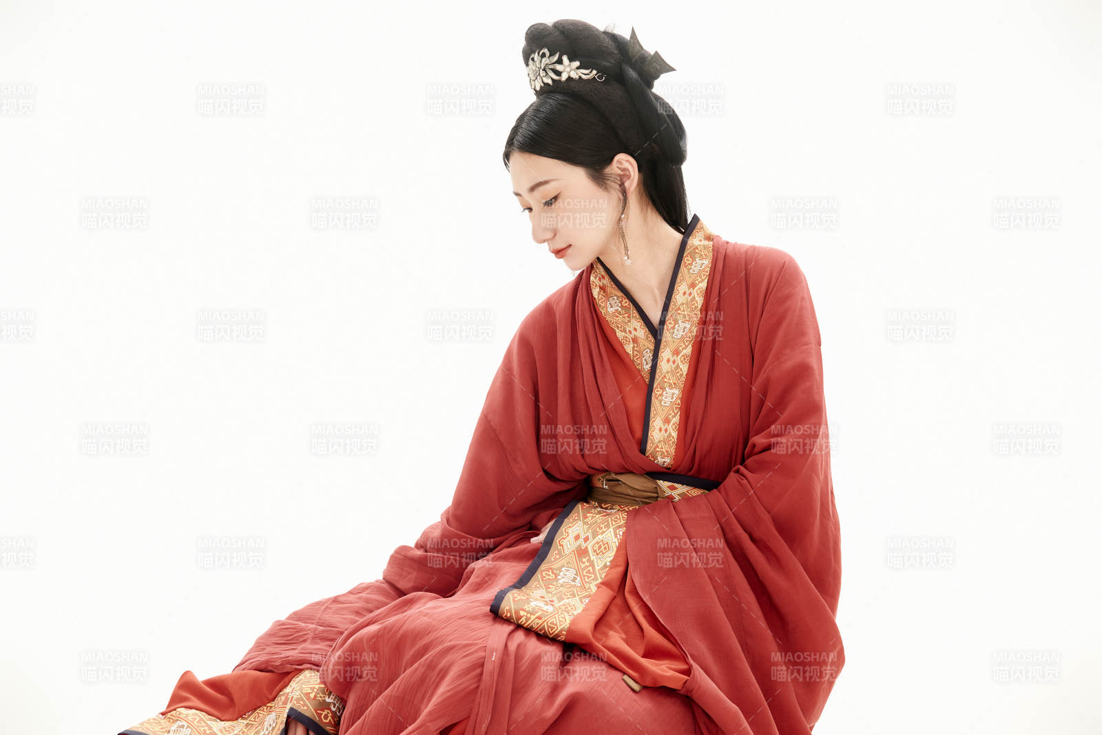 白色背景下穿著中國春秋戰(zhàn)國時代服飾的少女