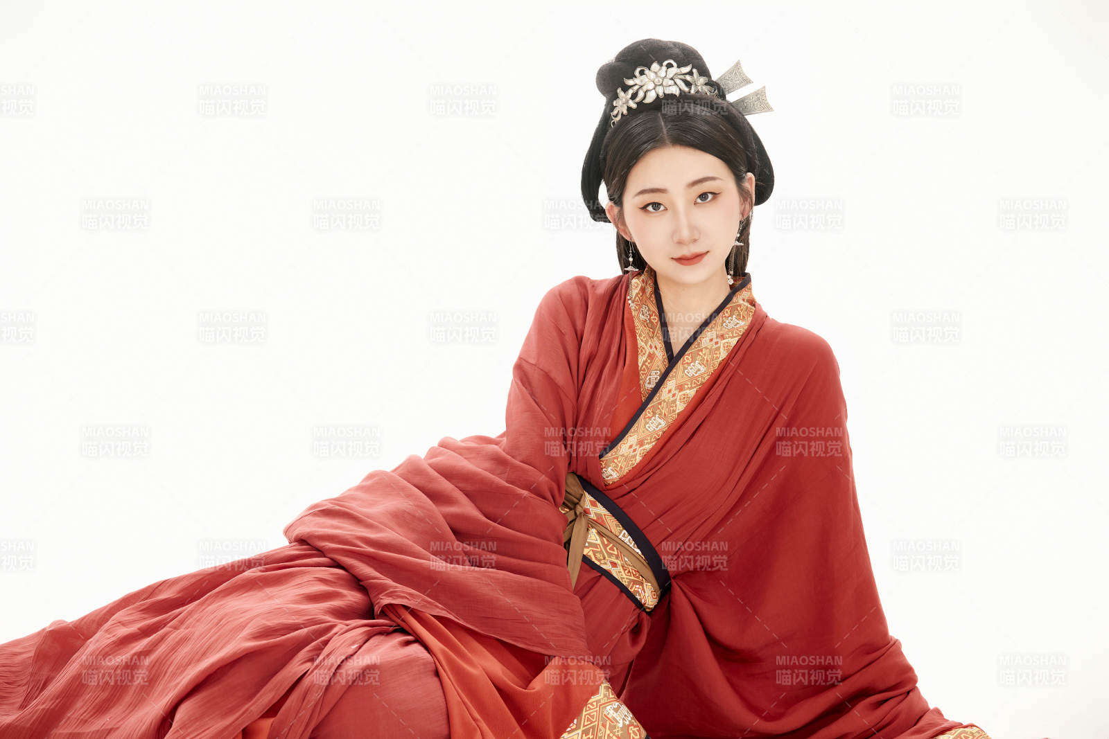 白色背景下穿著中國春秋戰(zhàn)國時代服飾的少女